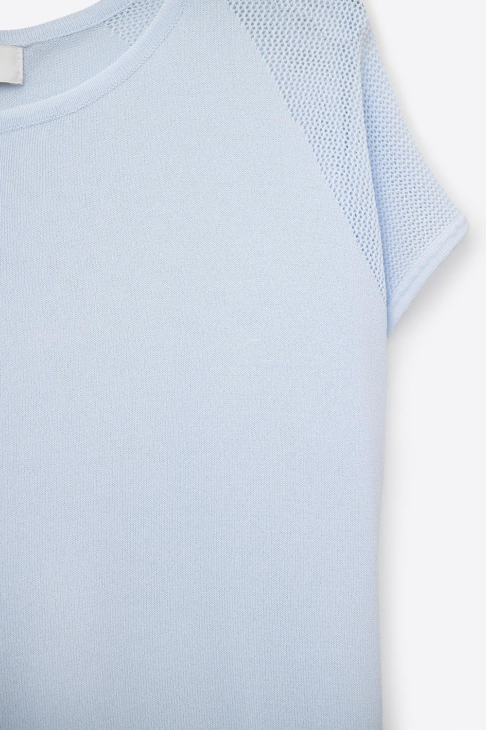 Camisola de manga curta azul bebé com malha no ombro