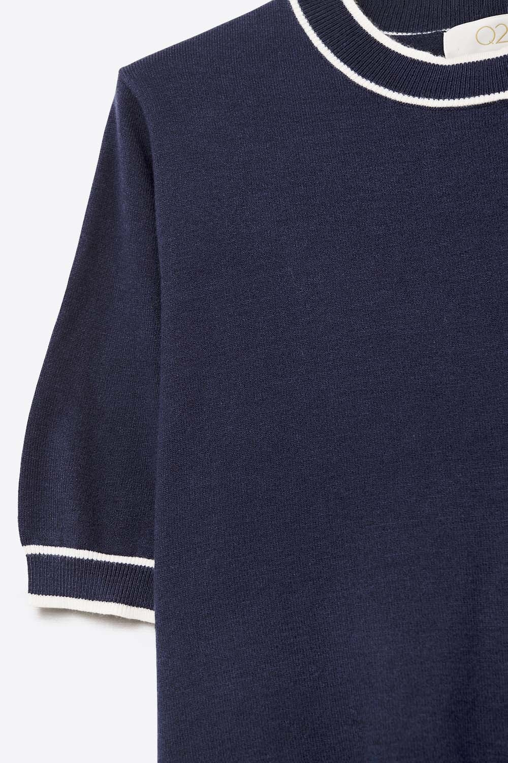Camisola de manga curta azul-marinho com pormenor de linha branca