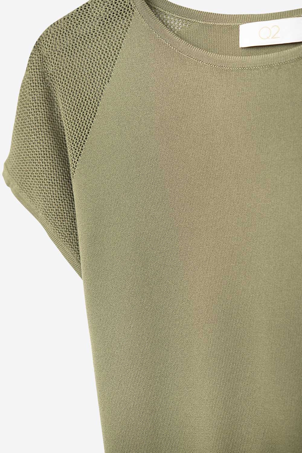 Camisola de manga curta caqui com malha no ombro