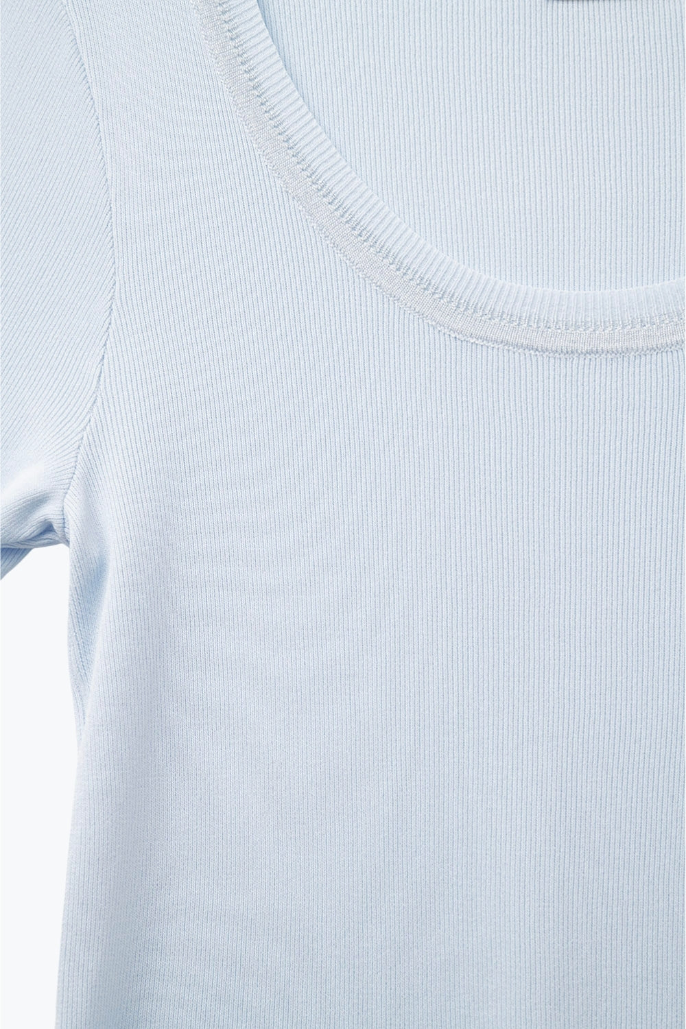 Camisola de manga curta em azul bebé com costura prateada no pescoço redondo