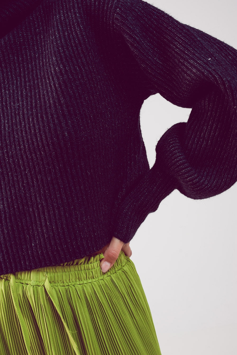 Camisola de pescoço alto em preto com mangas de balão