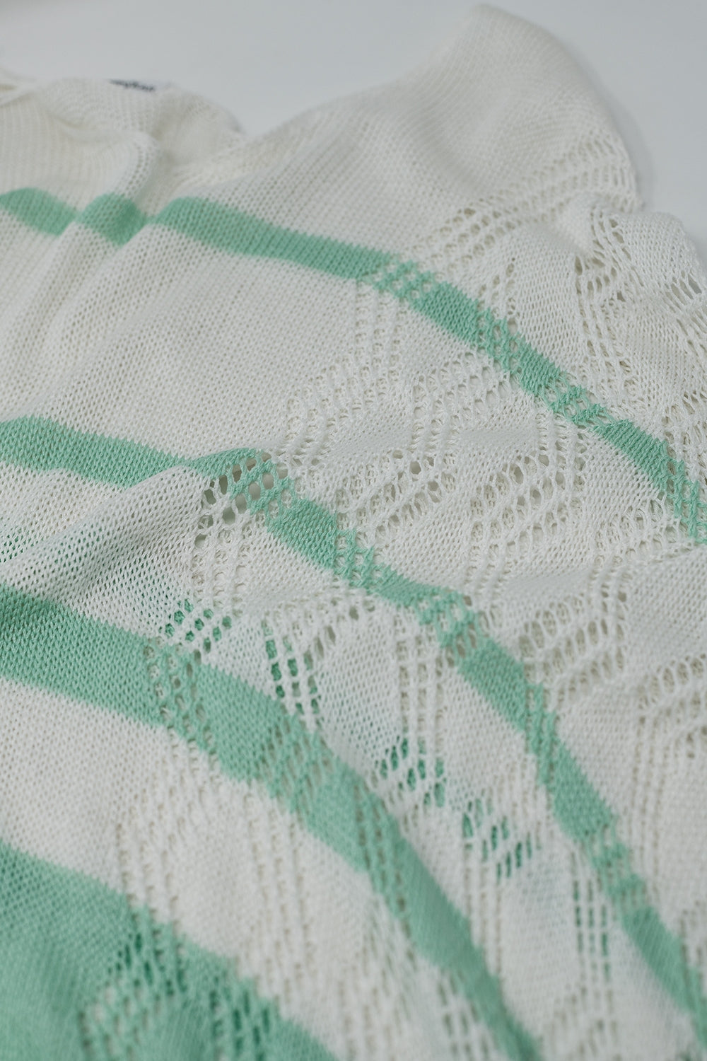 Camisola de riscas brancas finas com rebordo de franjas