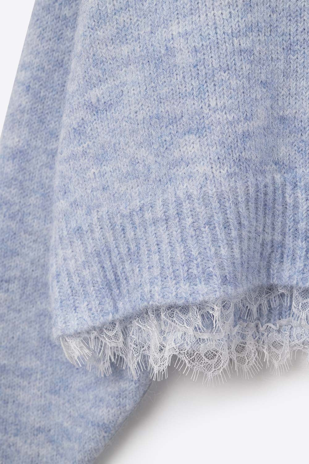 Camisola descontraída azul bebé com pormenores em renda