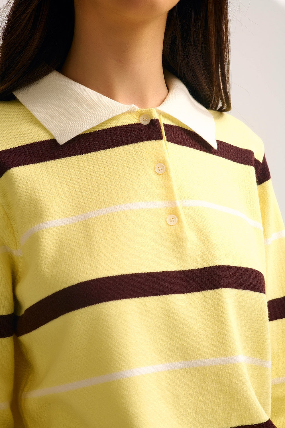 Camisola pólo de malha às riscas em amarelo com gola branca