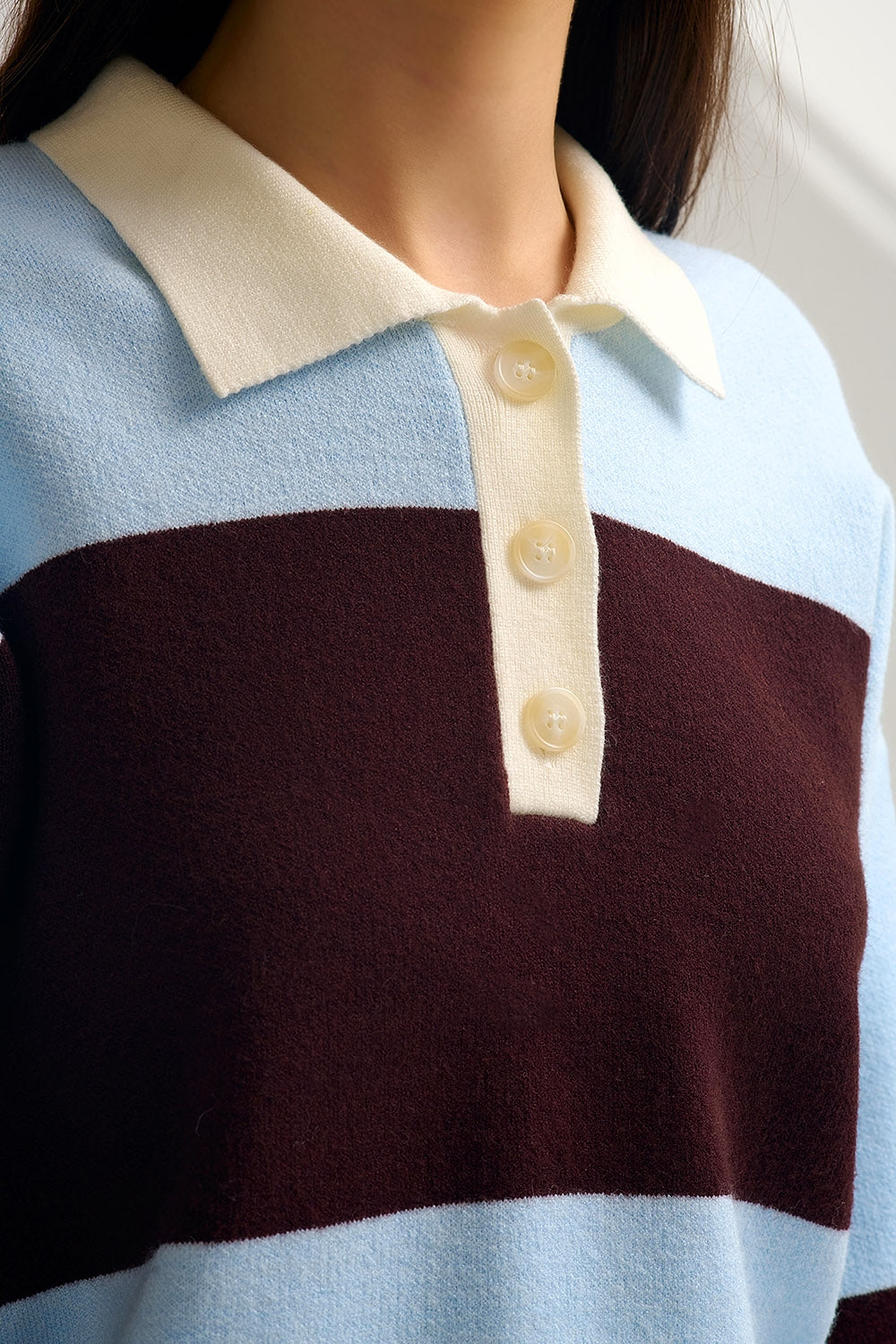 Camisola polo de malha azul com riscas castanhas