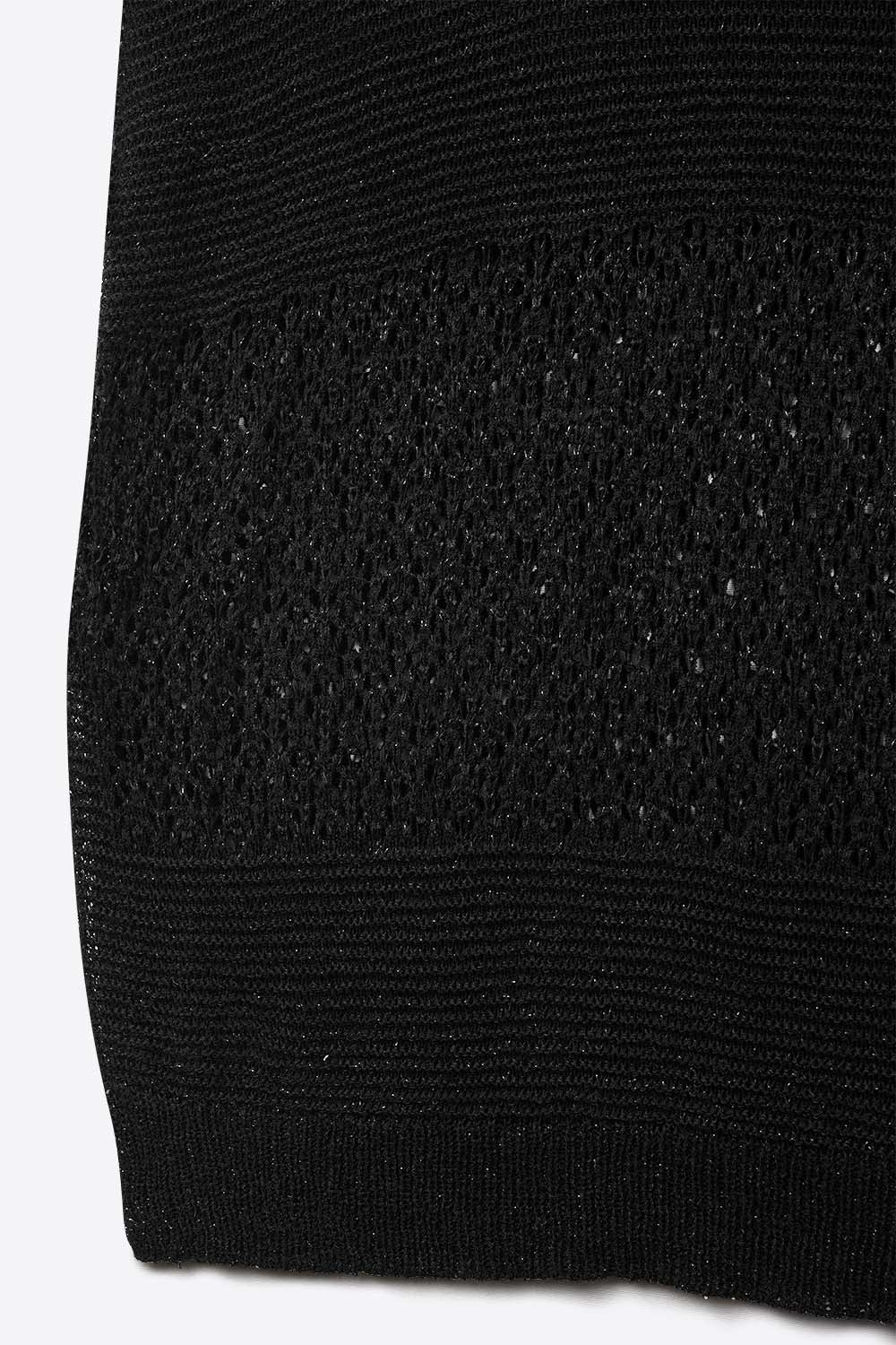 Camisola preta com malha aberta macia e mangas caídas