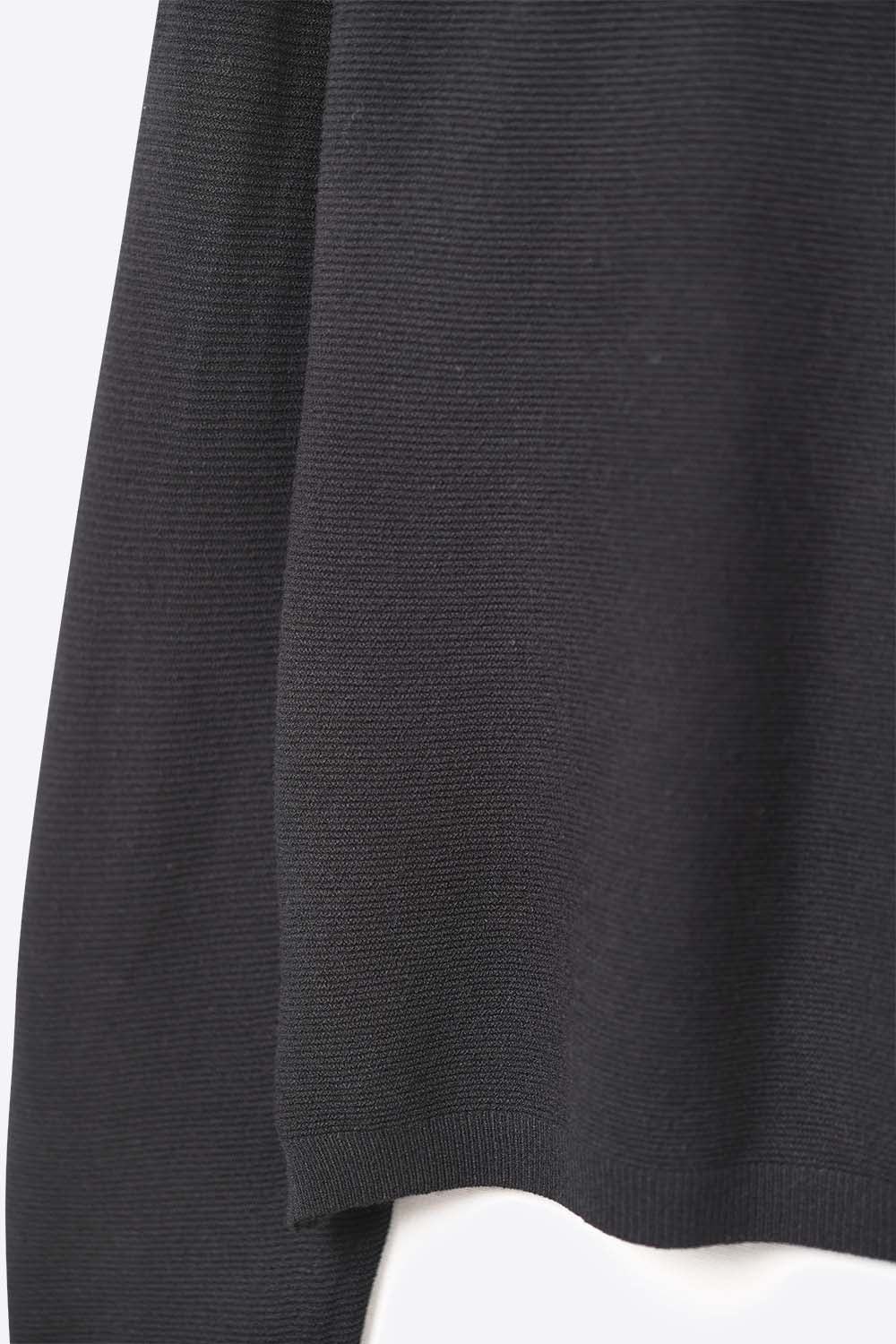 Camisola preta de malha fina com decote em V e textura linear subtil