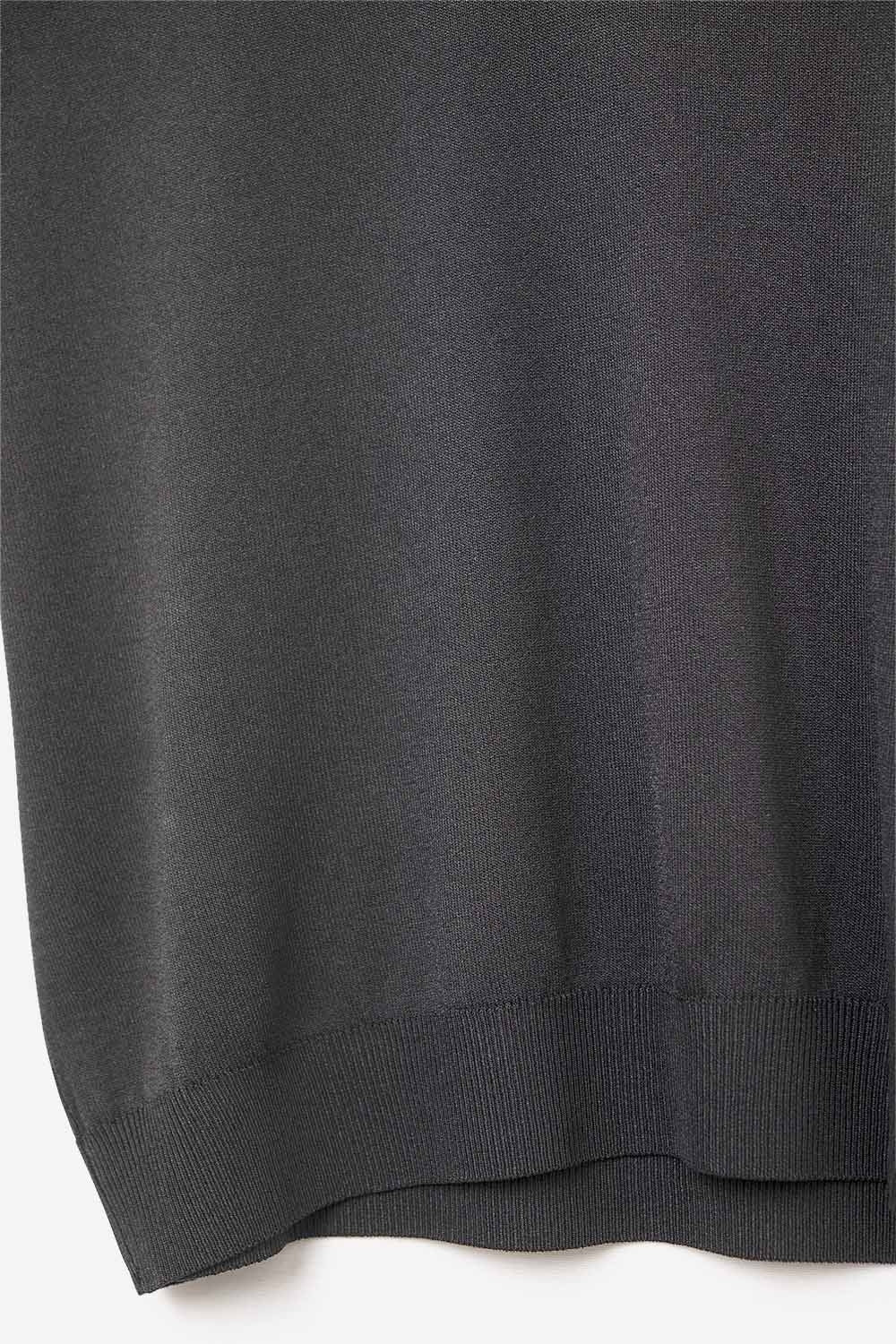Camisola preta de malha leve com gola em V e mangas curtas