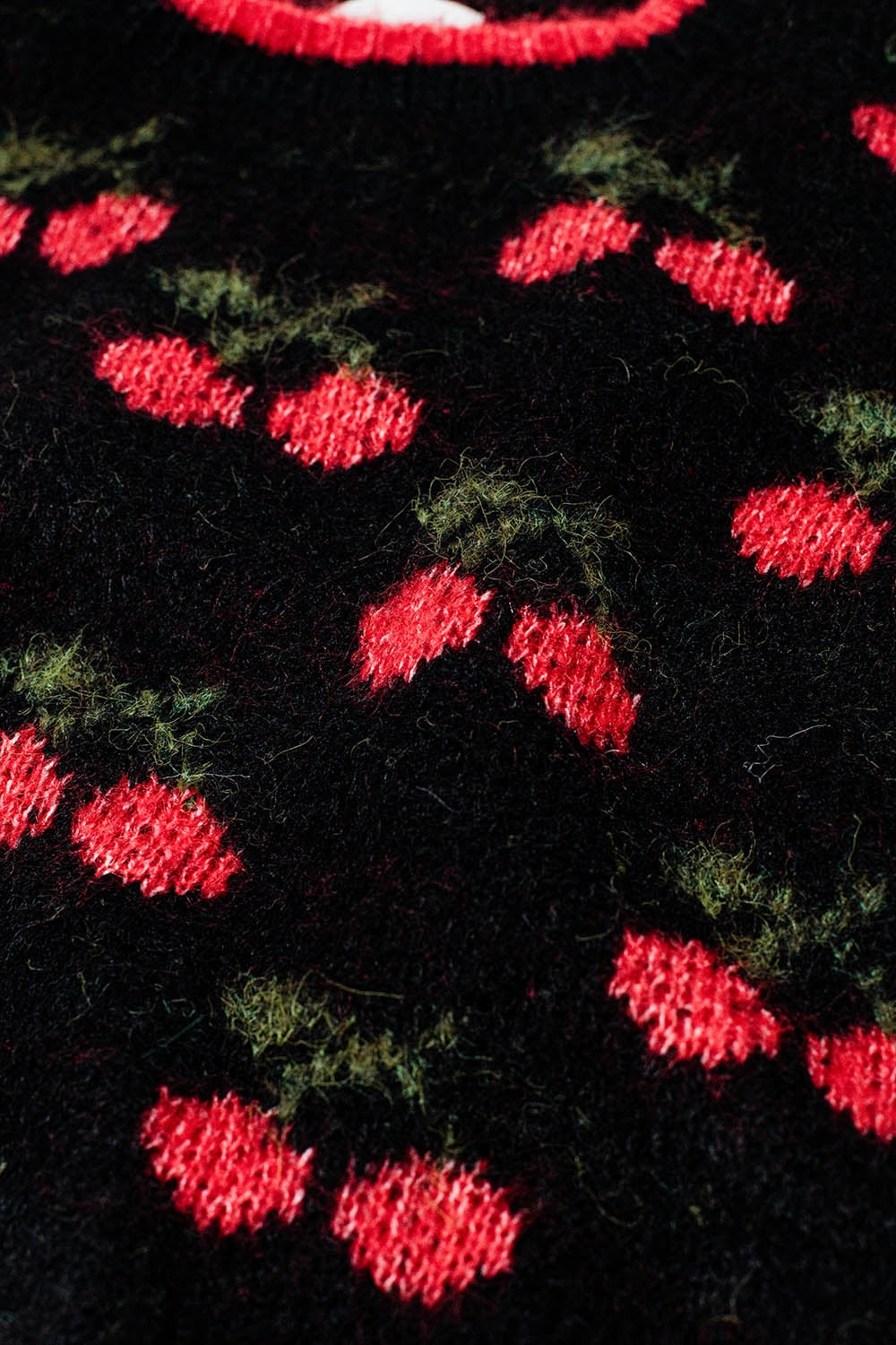 camisola preta de manga curta com estampado de cerejas