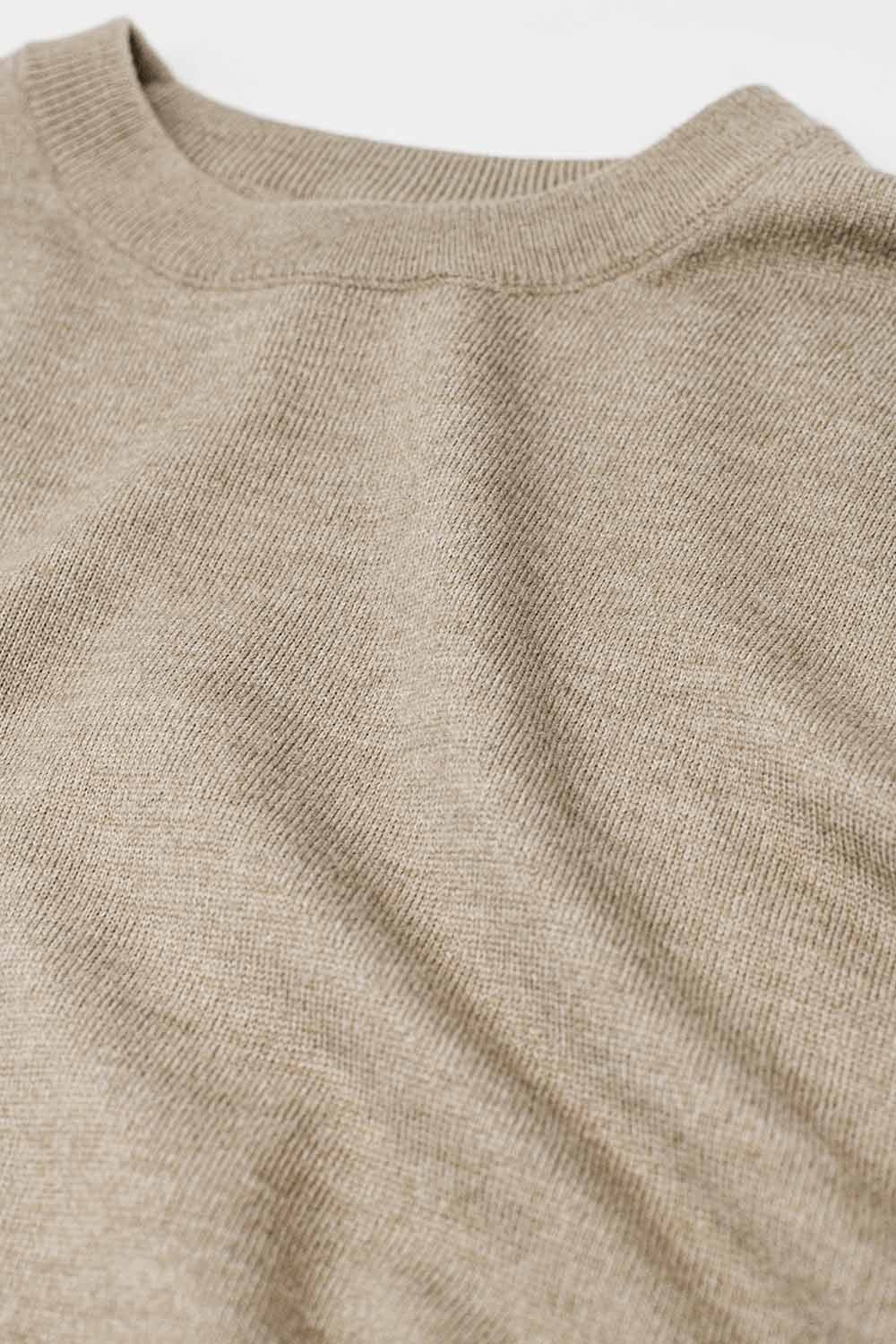 Camisola solta de malha fina em bege com gola redonda