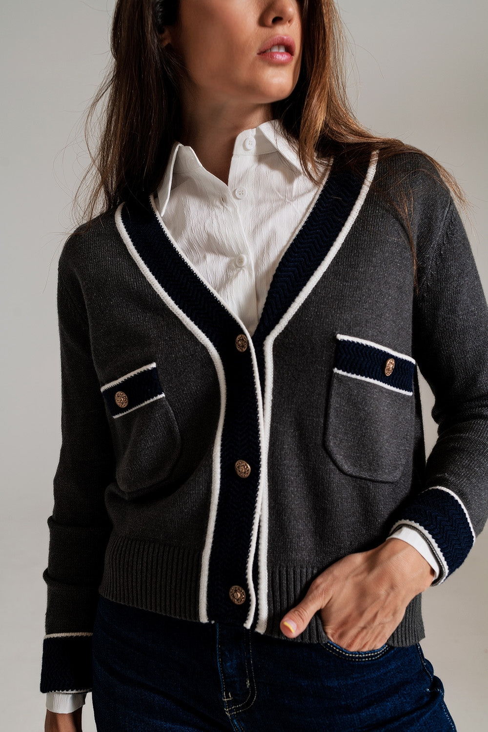 Cardigan cinza com bolsos e estilo channel