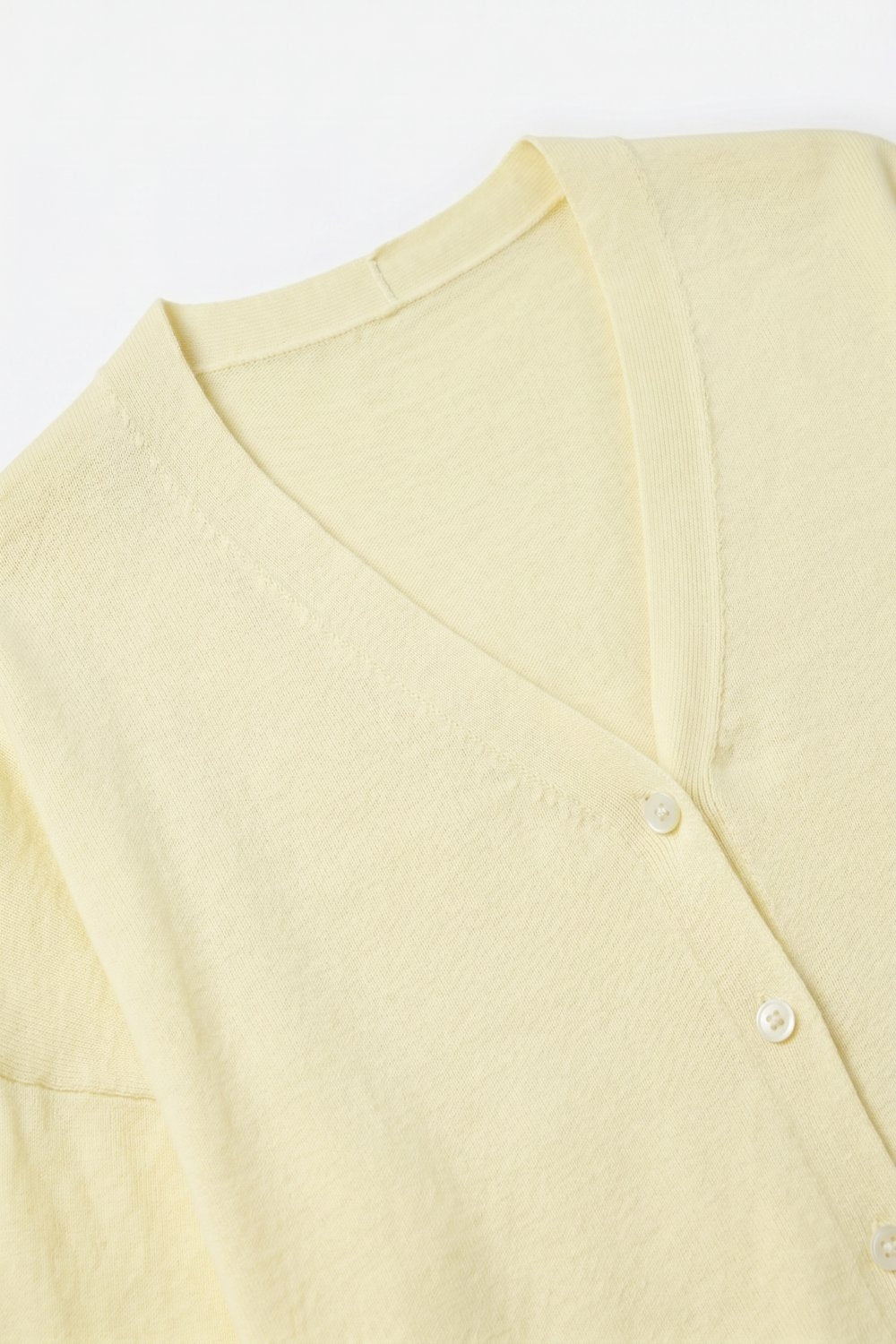 Cardigan Leve de Malha com Decote em V na Cor Amarelo Manteiga Suave