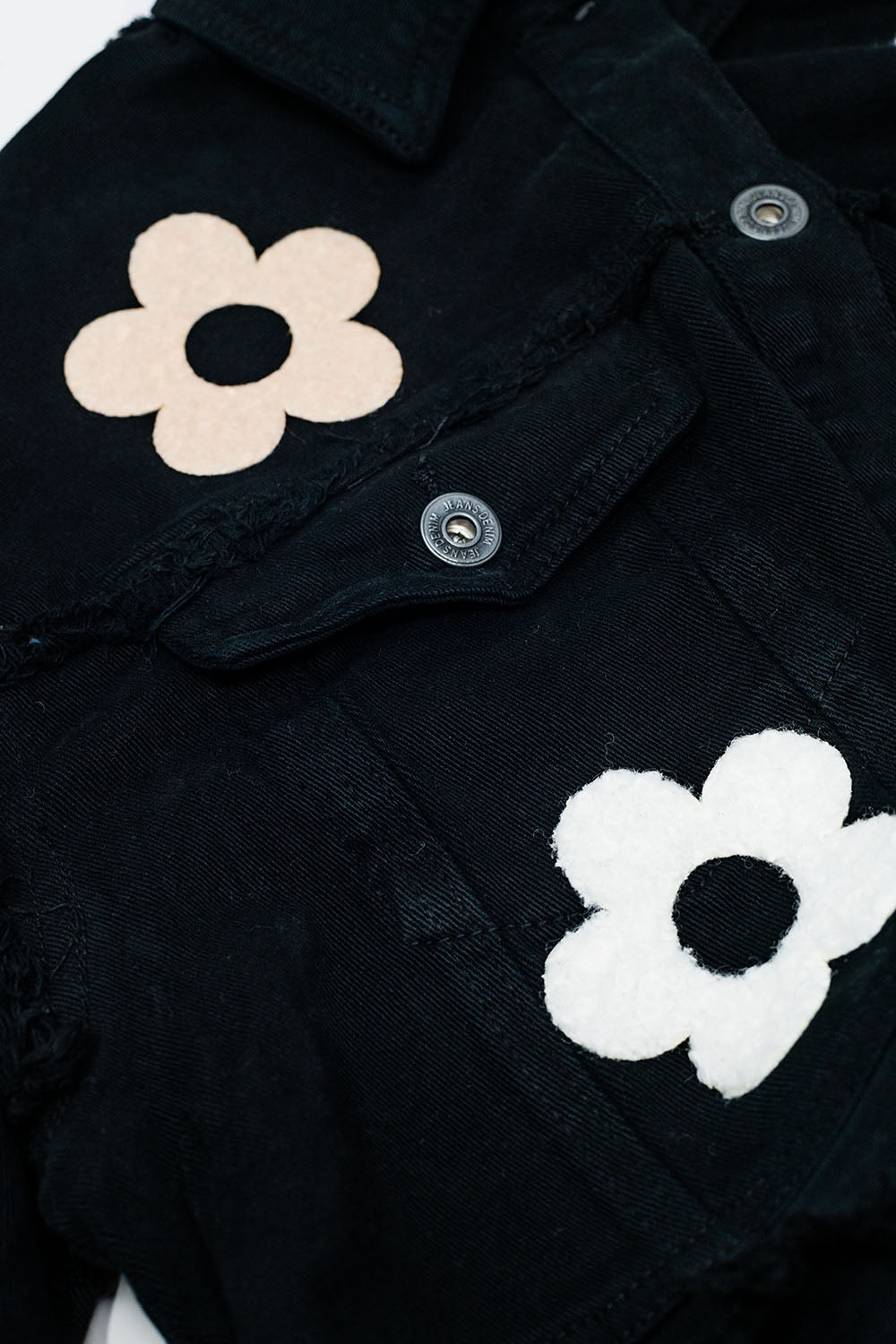 Casaco curto com bolsos no peito e pormenores florais em preto