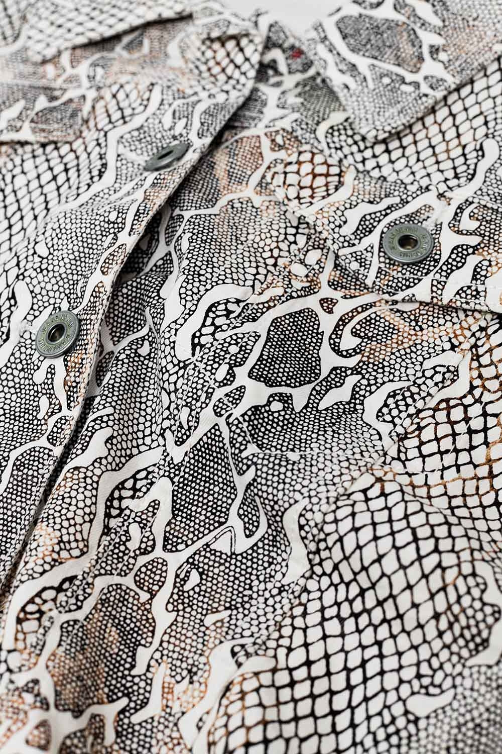 Casaco de ganga castanho com estampado de cobra