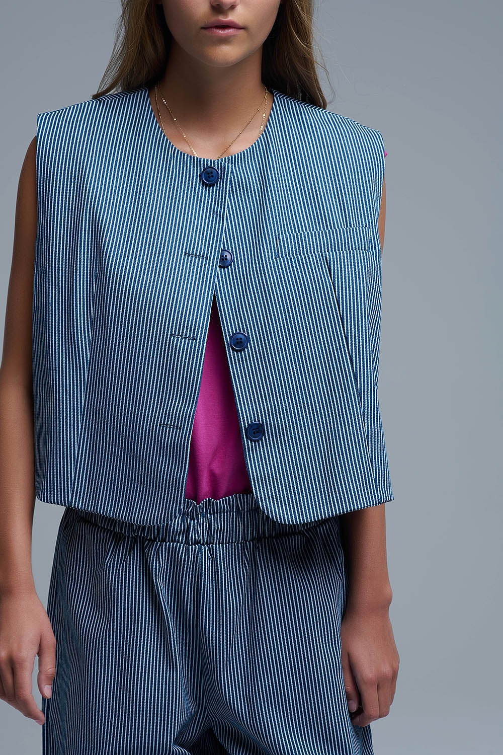 Colete com gola redonda às riscas azuis e brancas