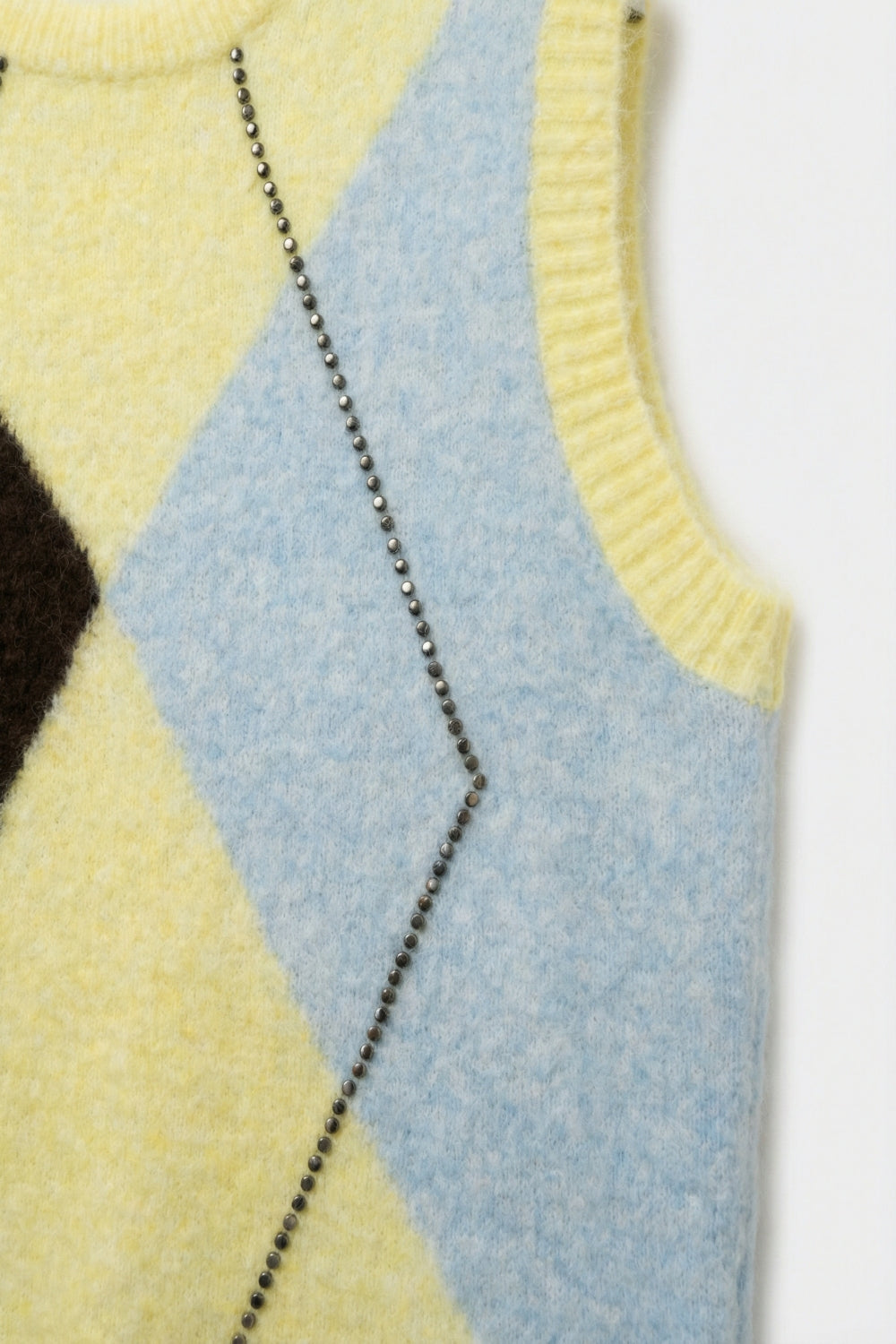 Colete de Malha Argyle Fofo com Detalhe de Tachas Metálicas em amarelo