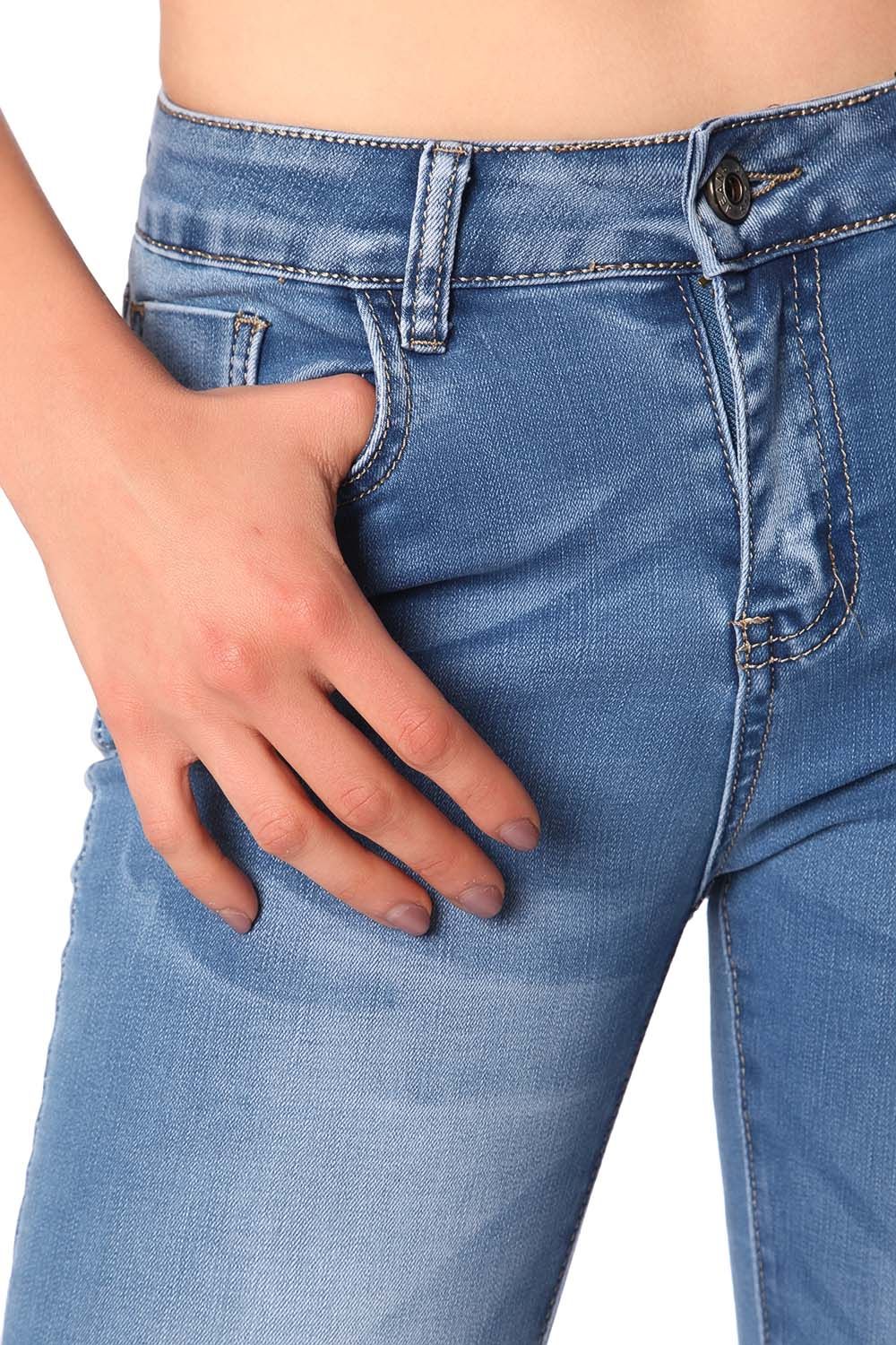 Jeans apertados de altura média com lavagem luz