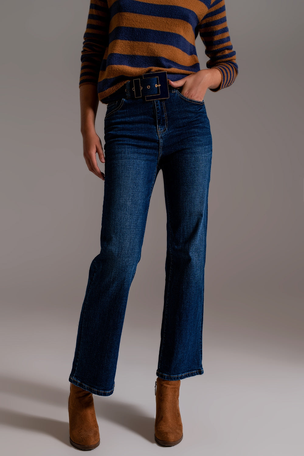 Jeans de perna larga com detalhe na barra em lavagem escura