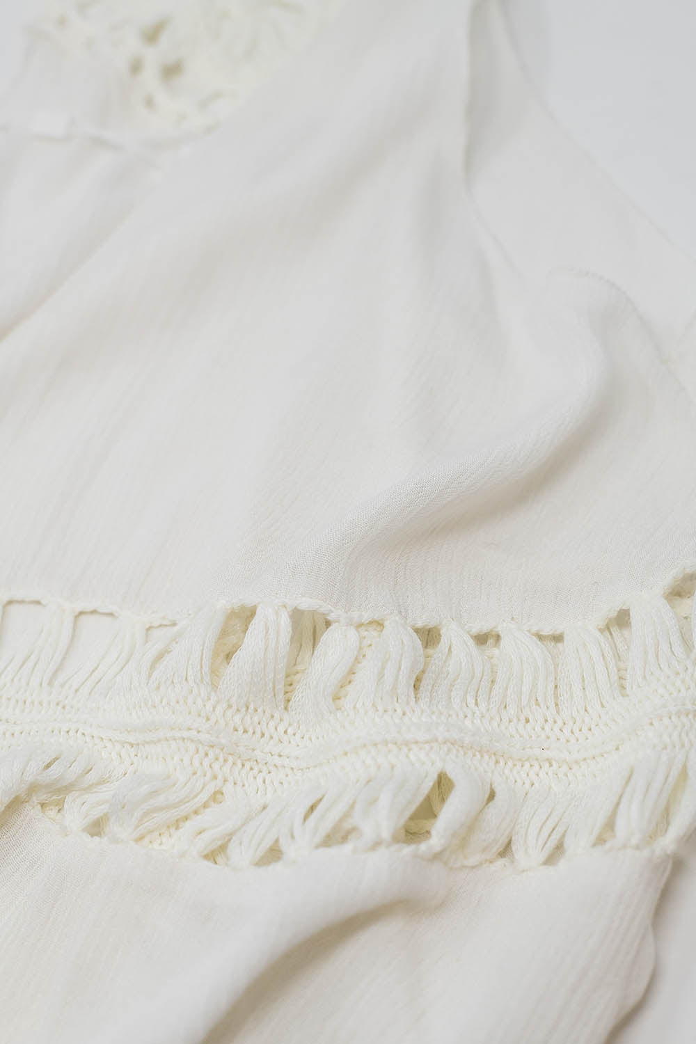 Kimono com franjas em croché em marfim