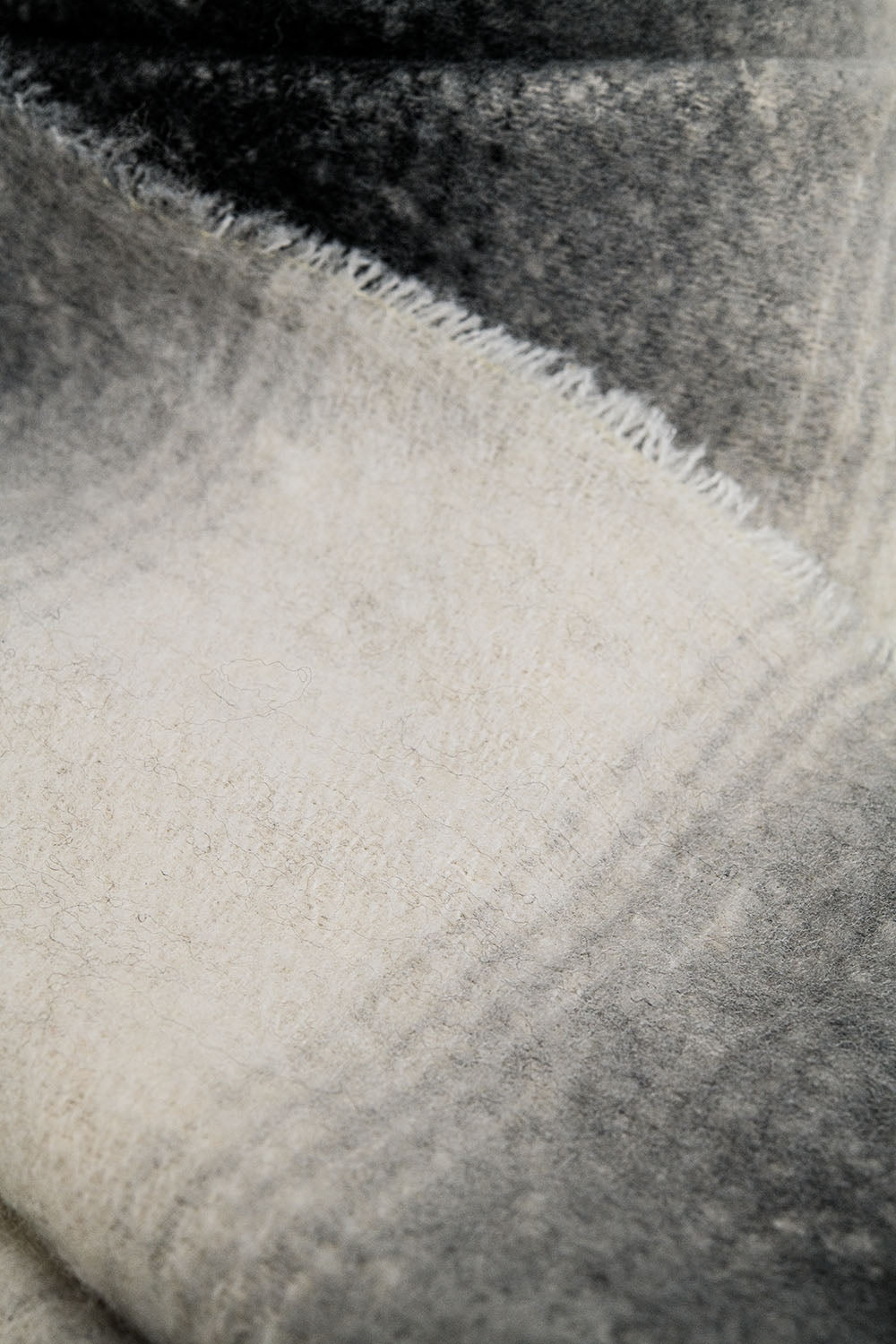 Lenço comprido preto com franjas e acabamento super macio