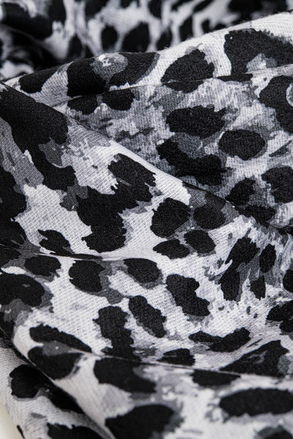 Lenço de tecido fino com estampado de leopardo em cinzento