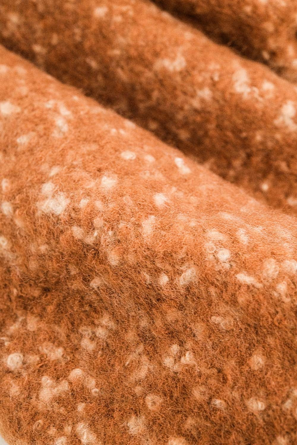 Lenço fofo de borlas em bege