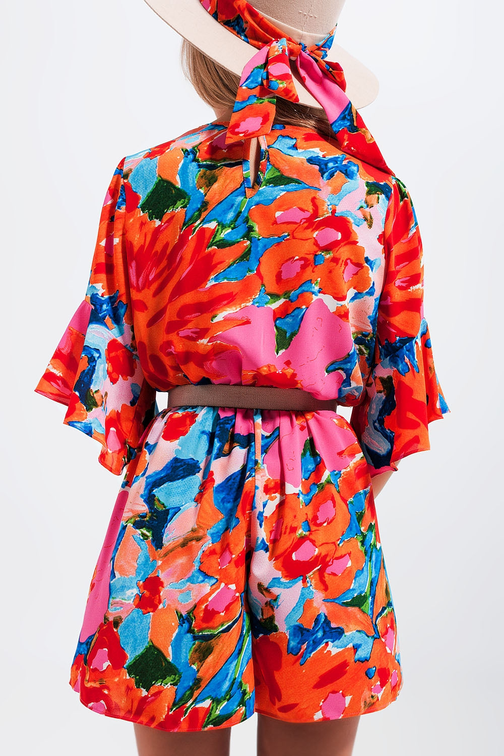 Macacão curto com estampa floral cruzada