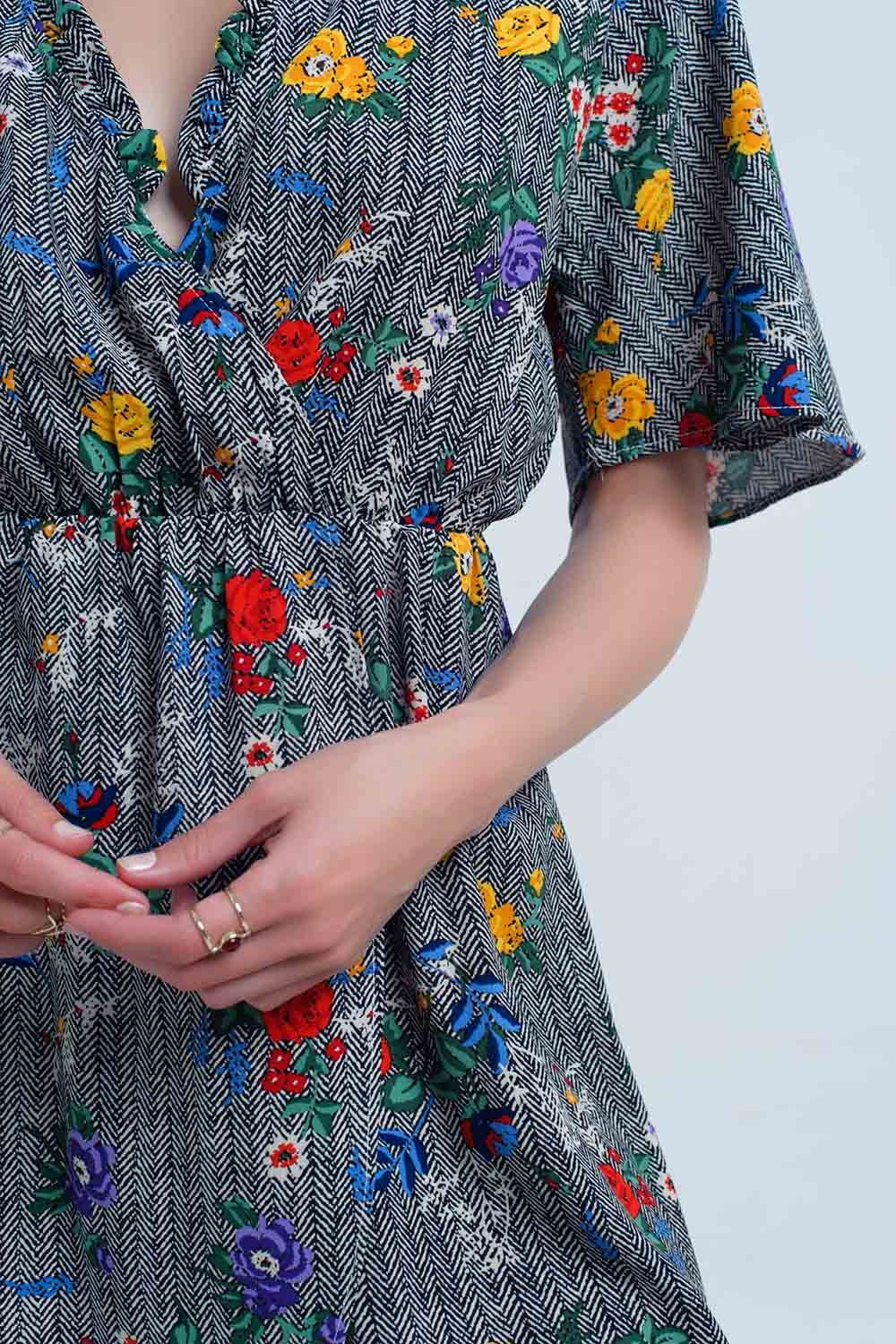 Mini vestido com abertura e flores em cores impressas