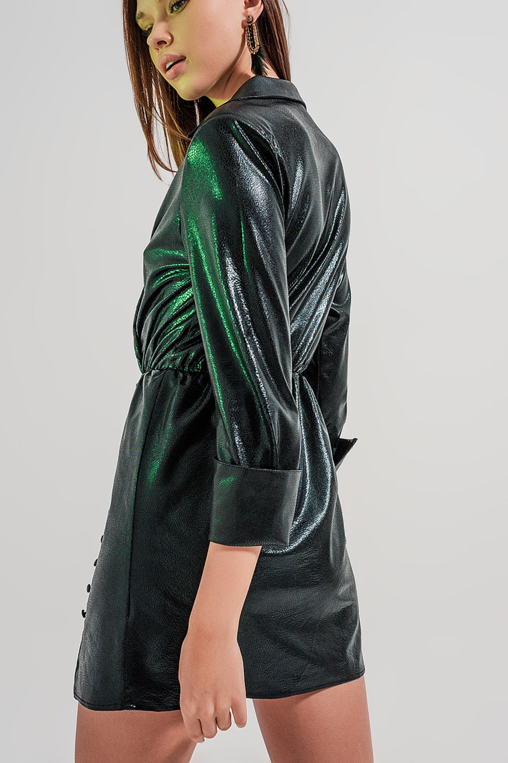 Mini vestido com detalhe de botão em preto