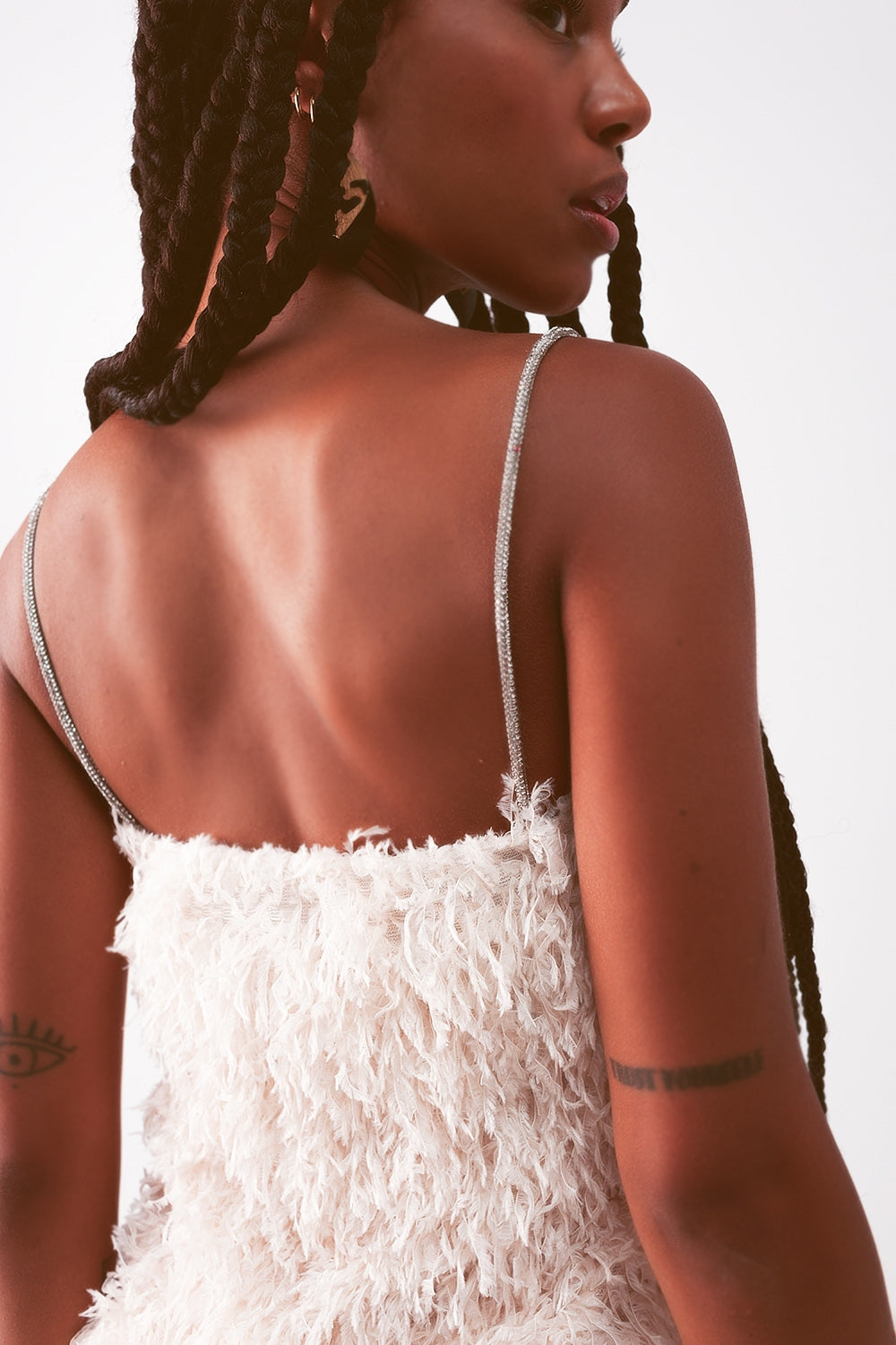 Mini vestido sem mangas de plumas em creme