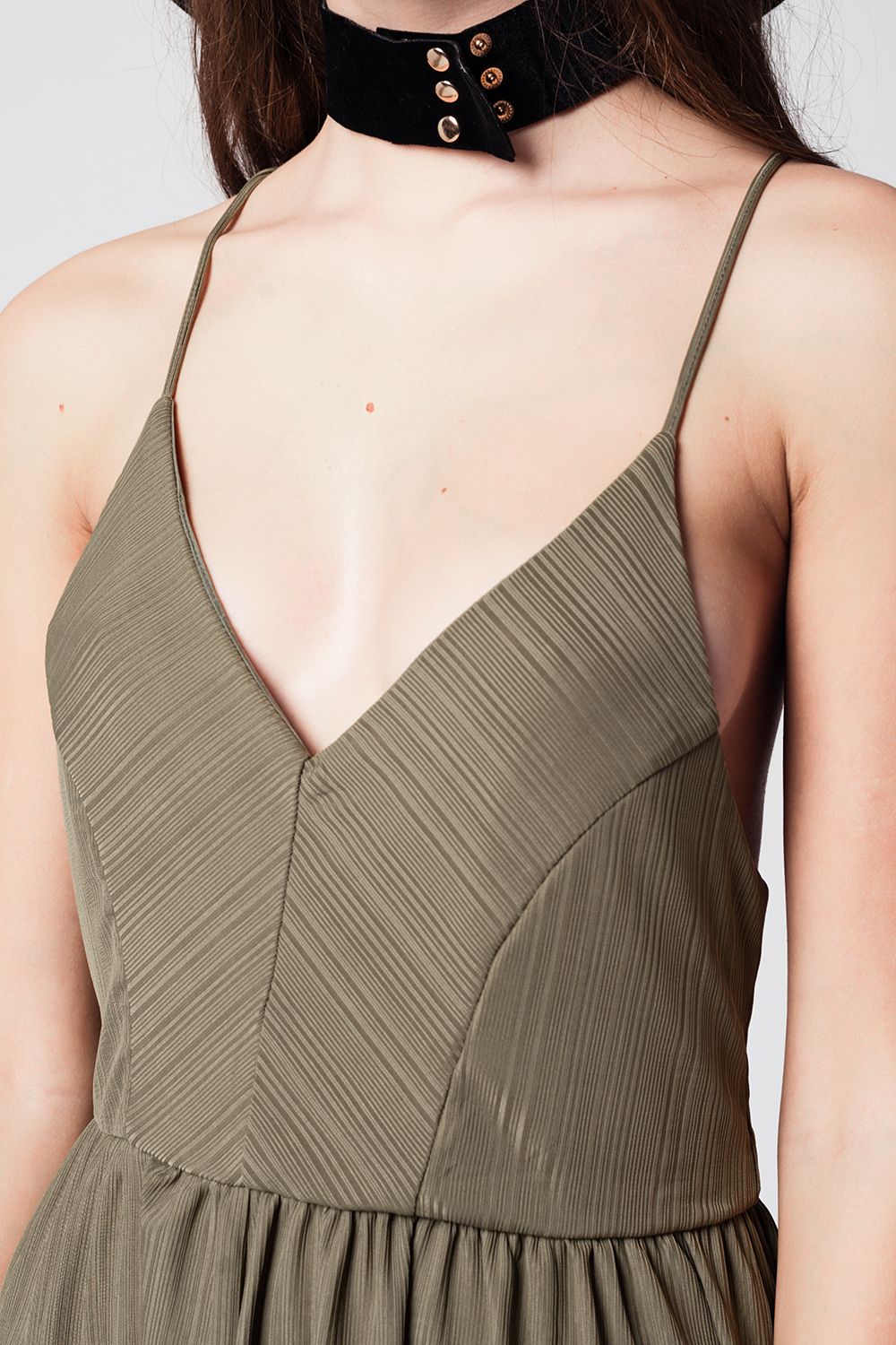 Mono curto caqui com cruz na parte de trás