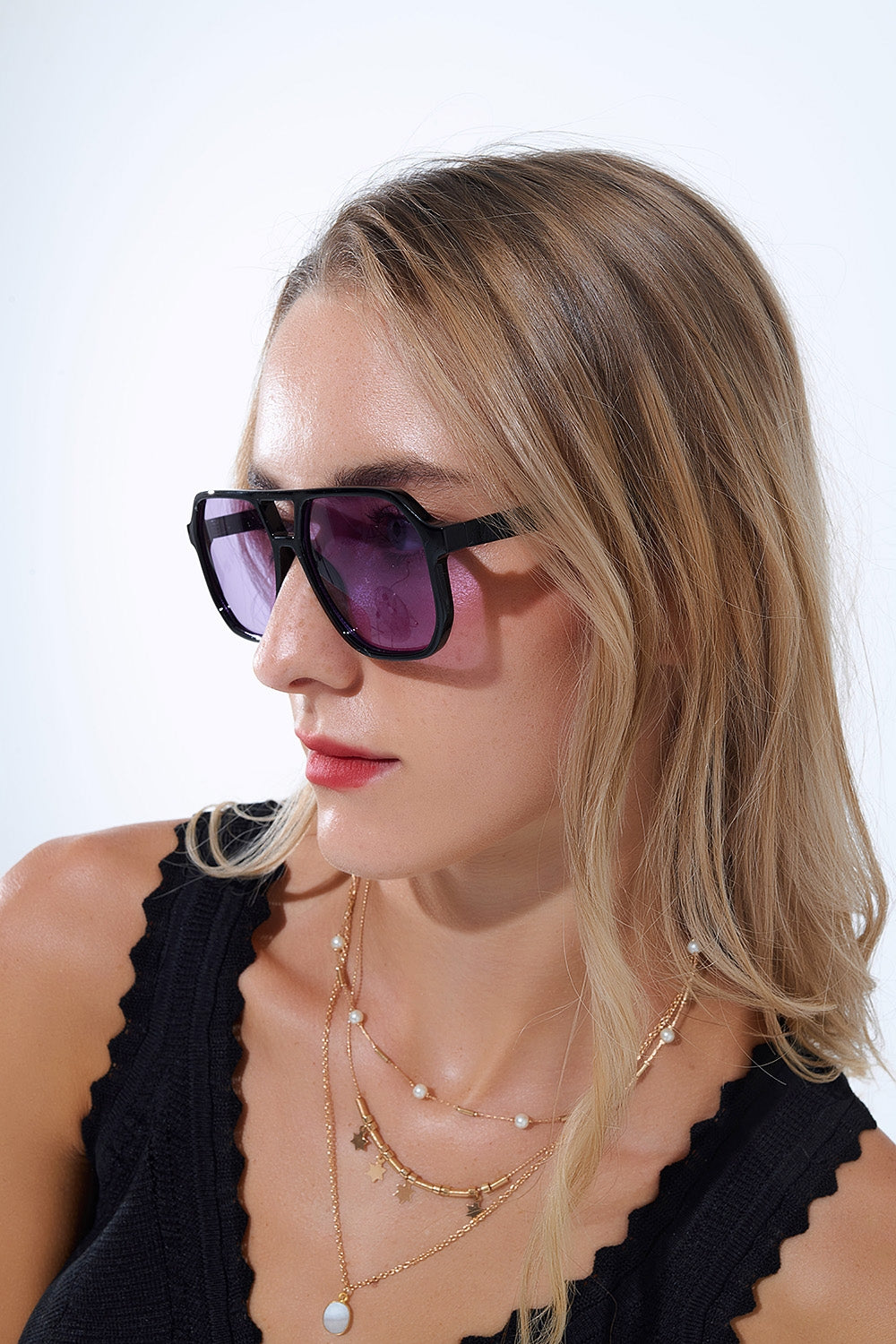 Óculos de sol de estilo retro com armação preta e lentes roxas