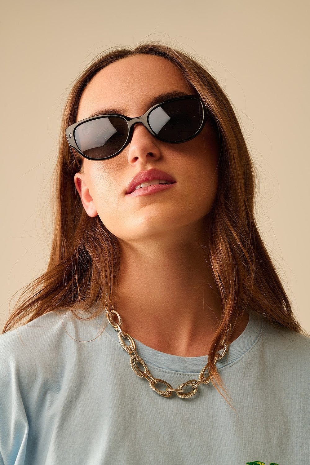 Óculos de sol ovais com armação preta