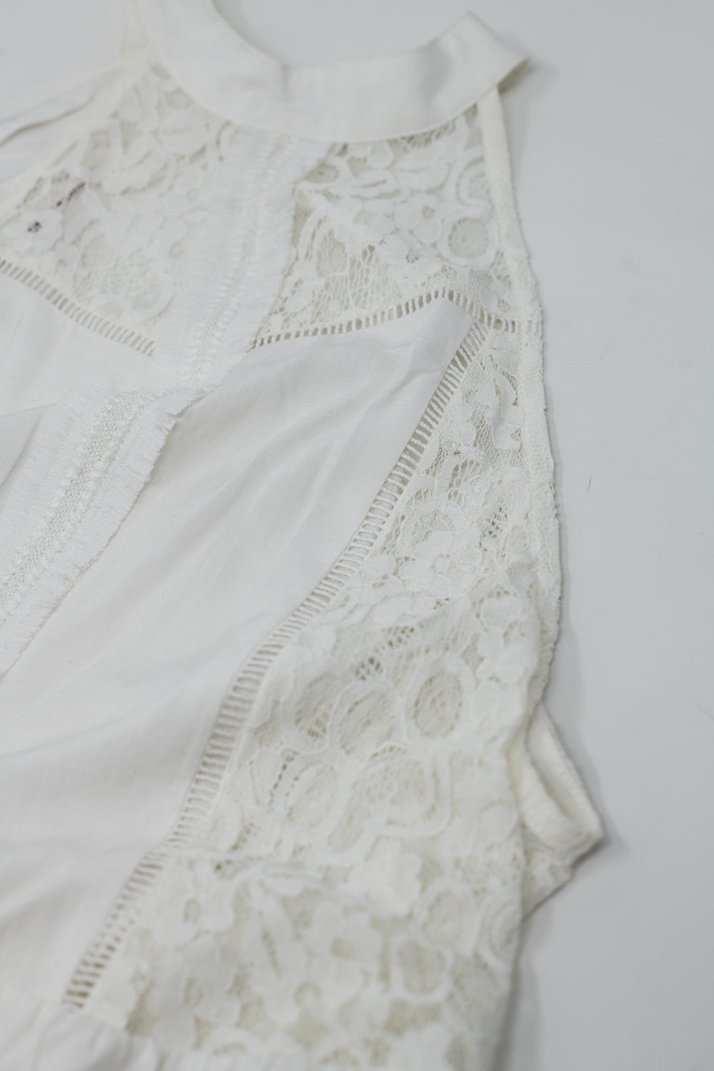 Parte superior branca com renda e design de abas