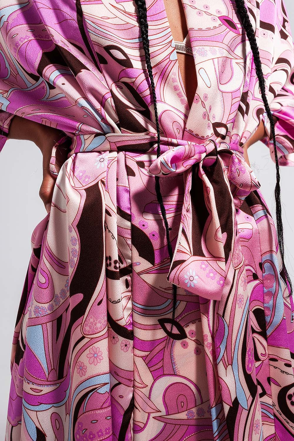 Quimono em cor de rosa com estampa abstracta