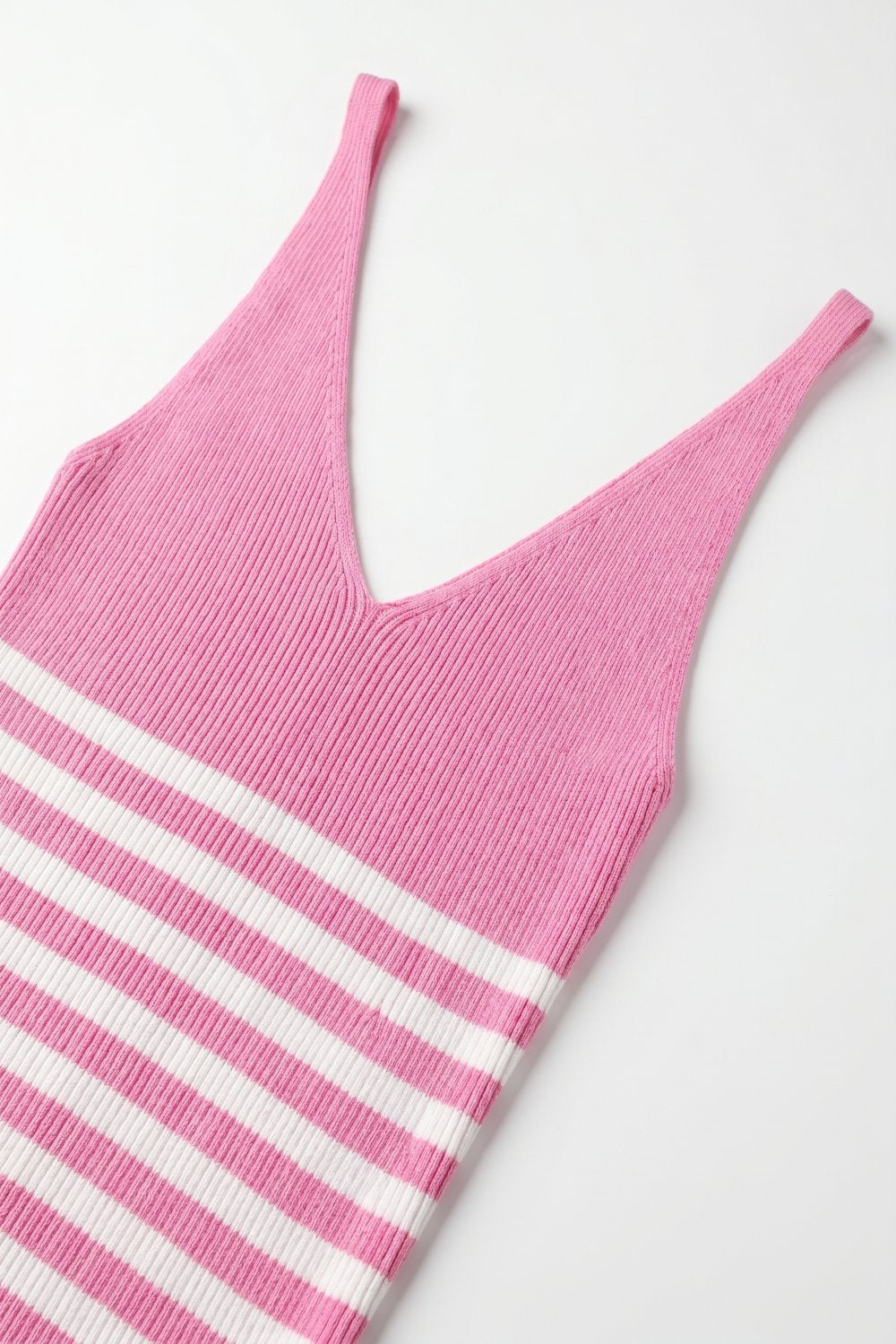 Regata Cropped de Malha Canelada com Listras Rosa e Branca e Decote V