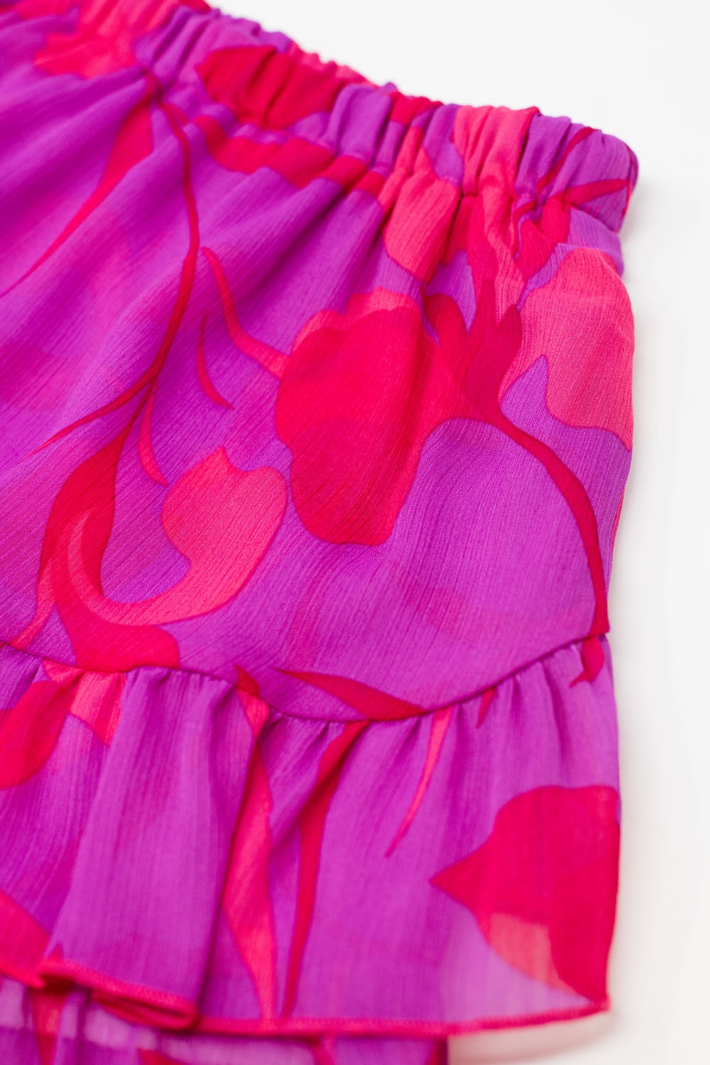 Saia de design ruched em cor-de-rosa e vermelho com cintura elástica