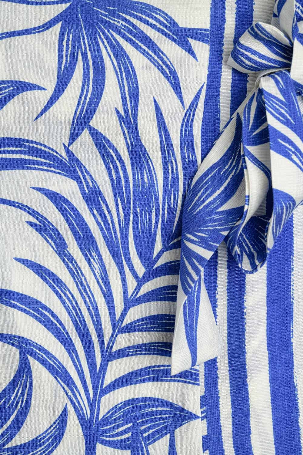 Saia midi em tecido leve com motivos tropicais em azul e branco