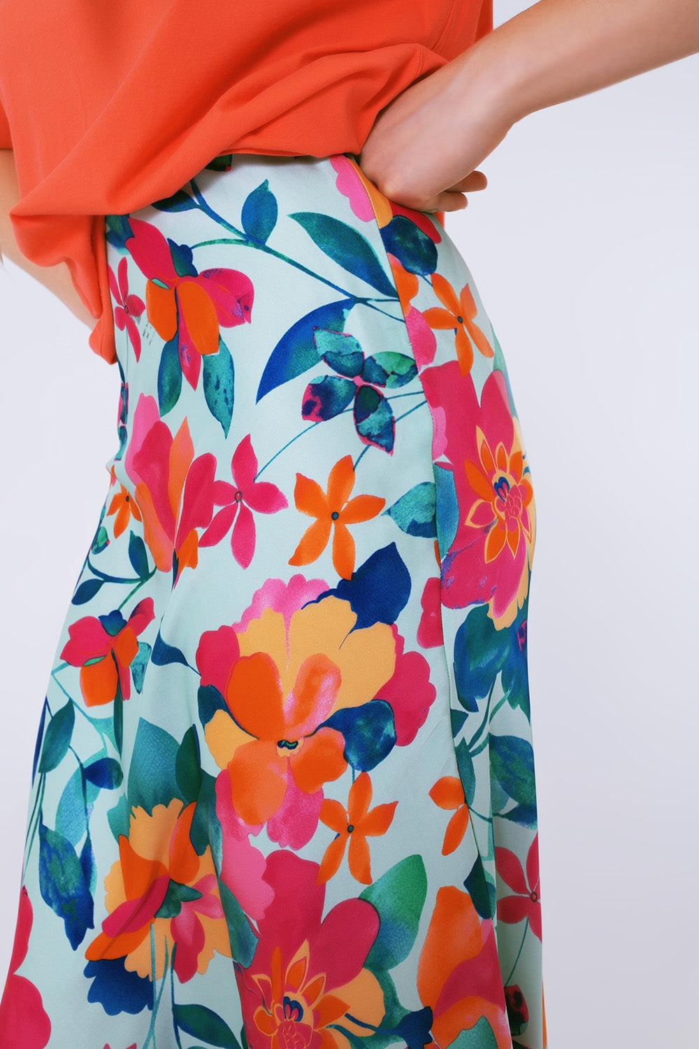 Saia plissada midi com estampa floral em branco