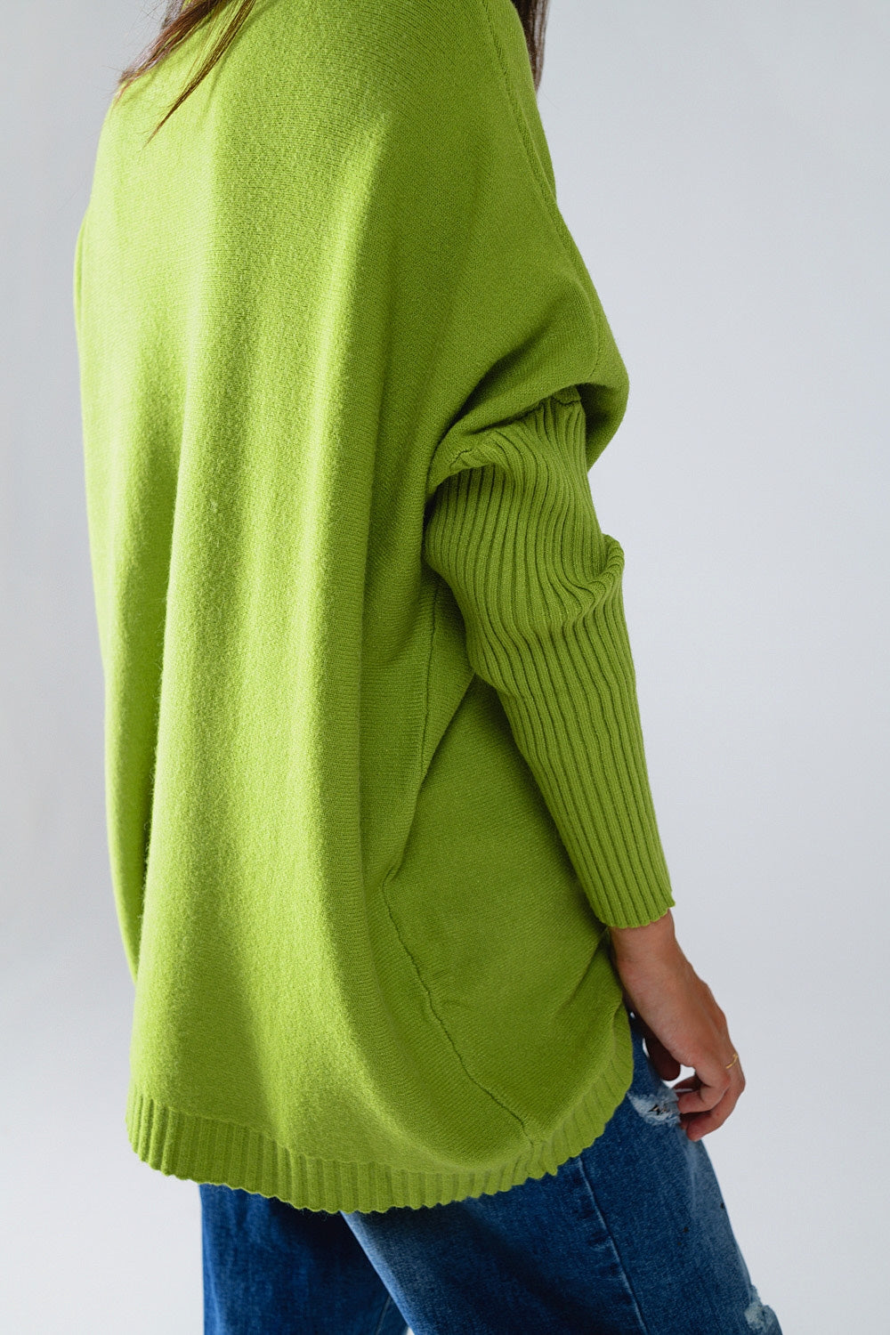 Suéter verde oversized e confortável com mangas caneladas