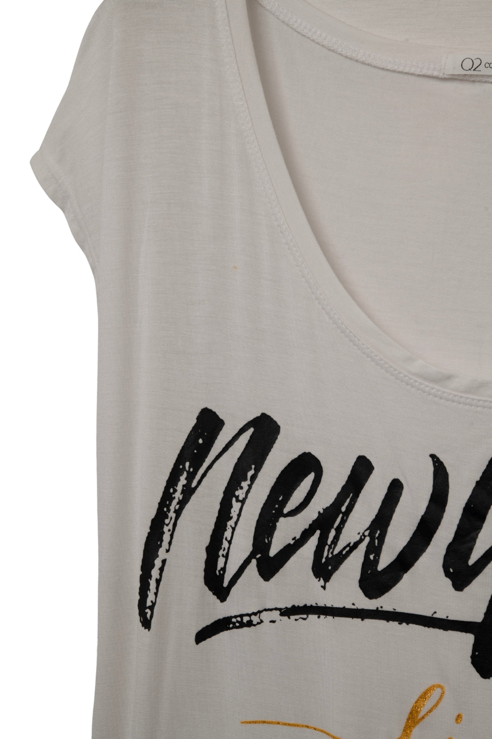 T-Shirt branca com desenho de texto e decote oval largo