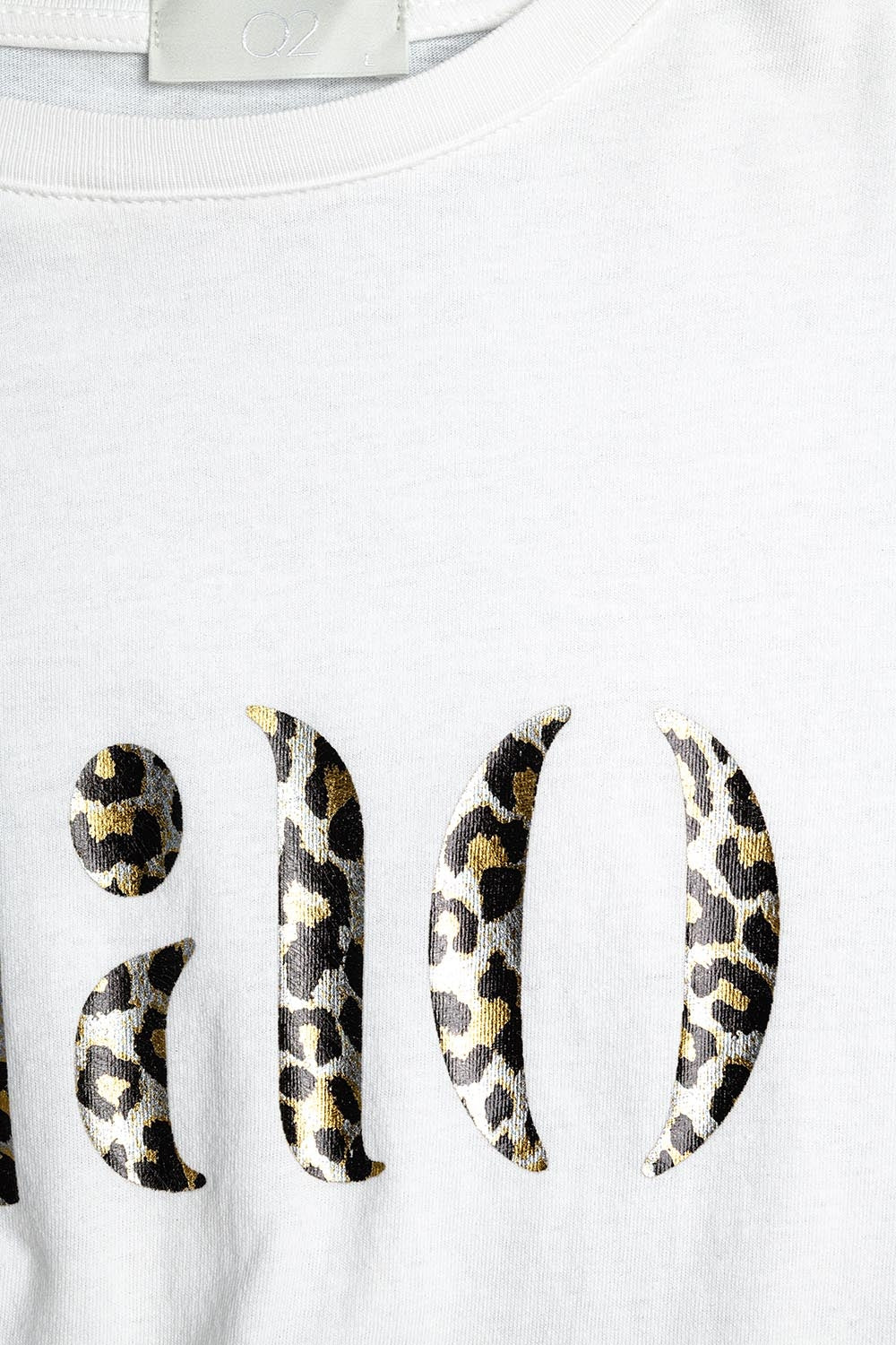 T-shirt branca descontraída com Ciao em estampado leopardo
