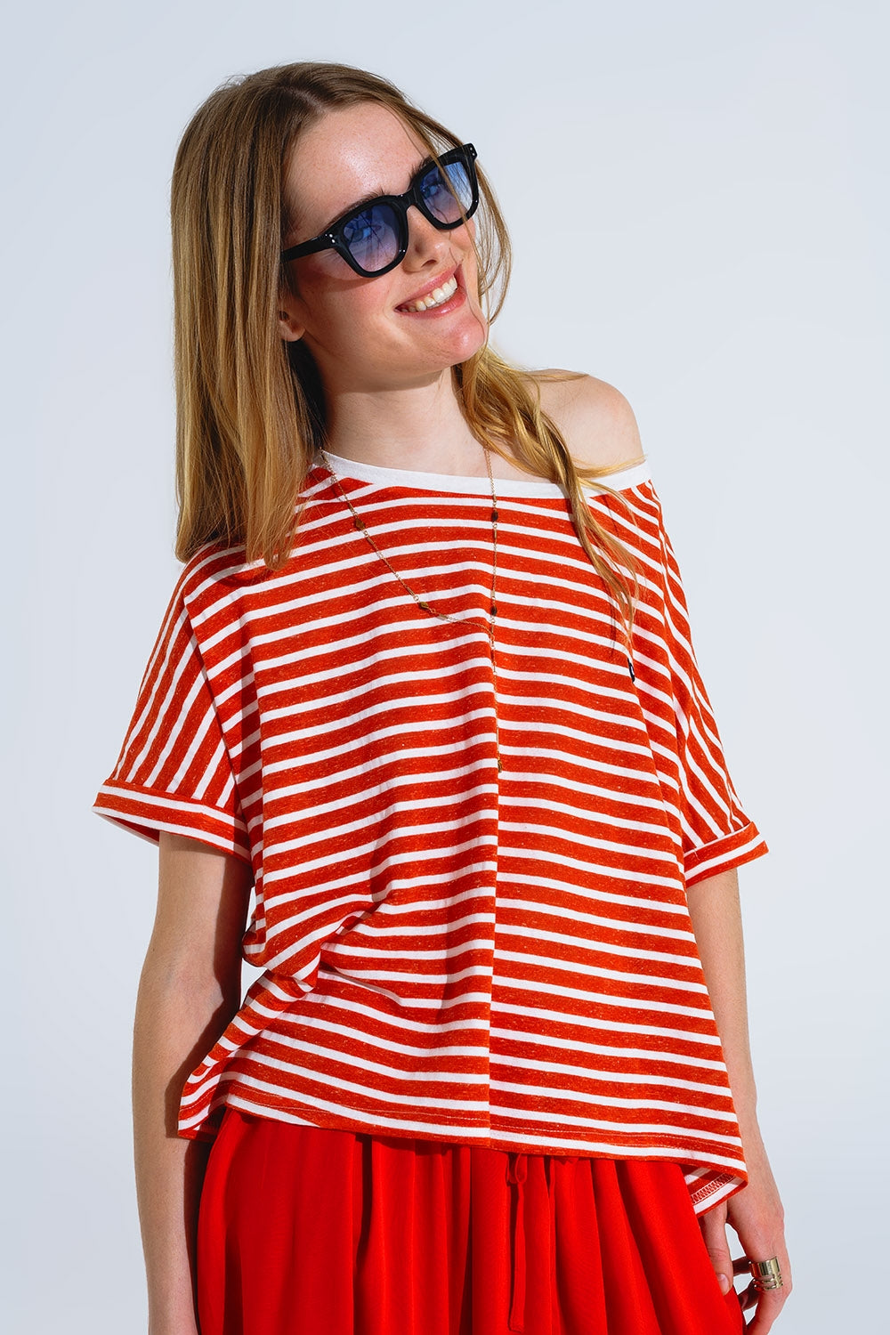 T-shirt com gola redonda às riscas vermelhas e coração bordado