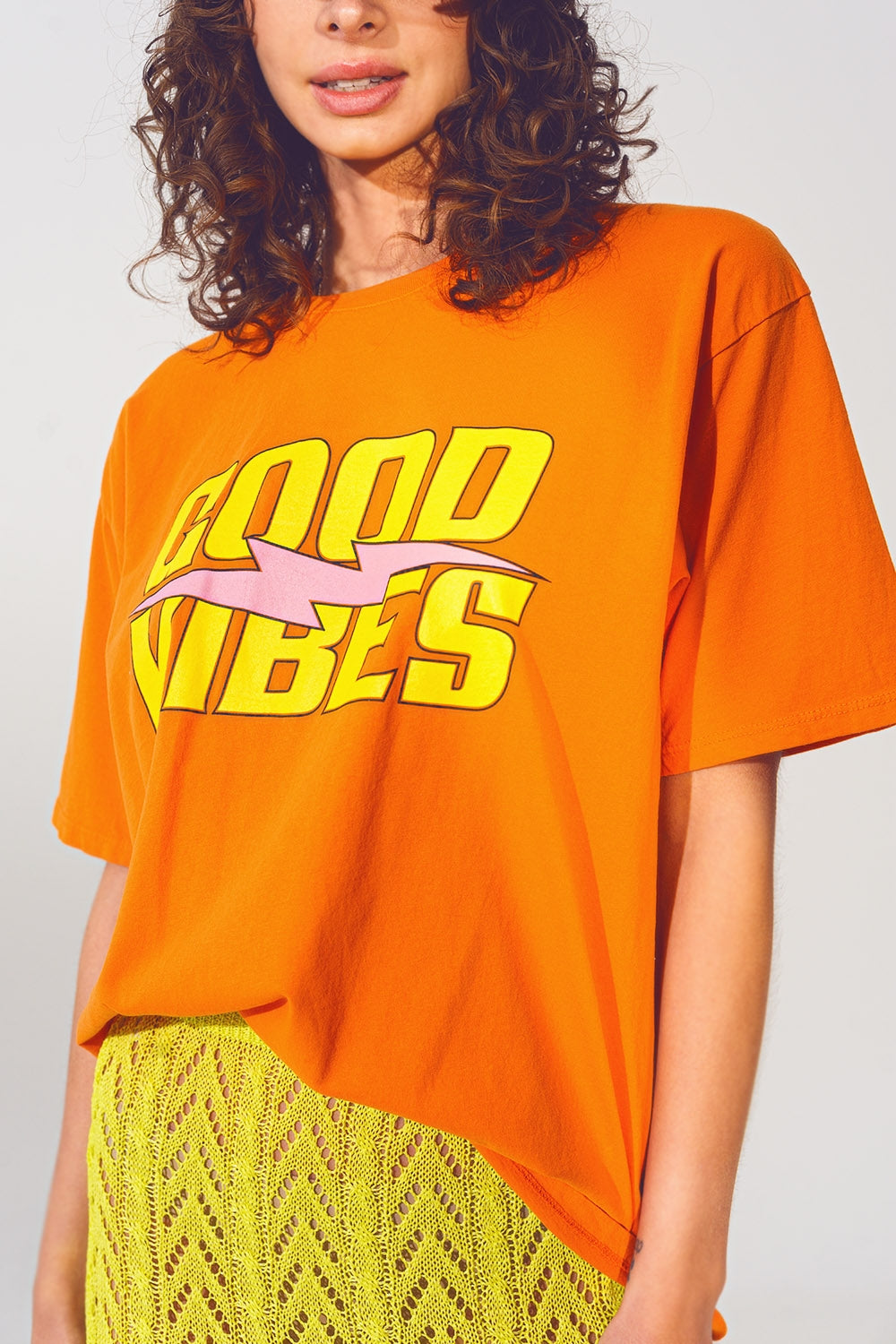 T-shirt com texto Good Vibes em Laranja