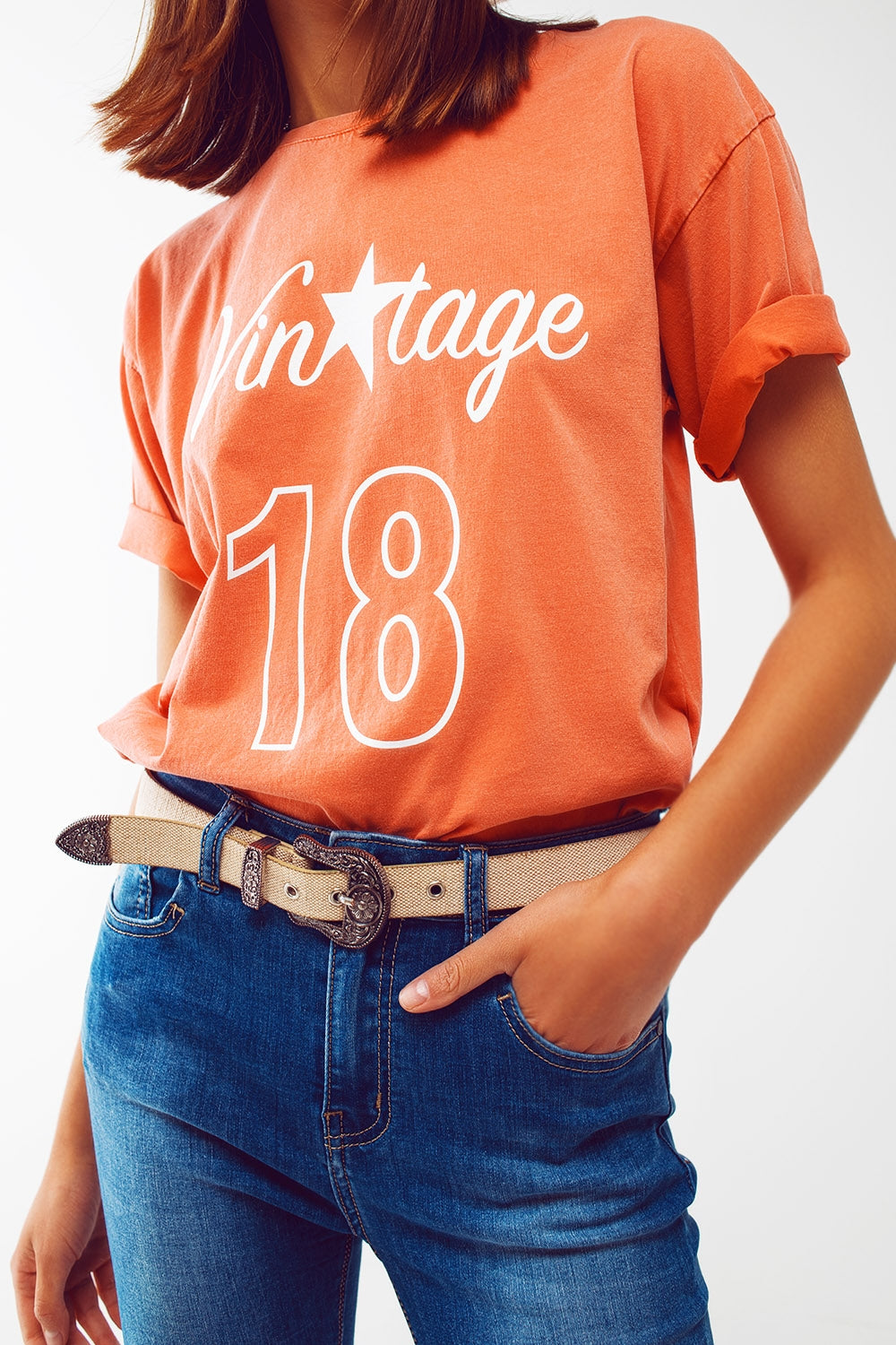 T-Shirt com Texto Vintage 18 em laranja