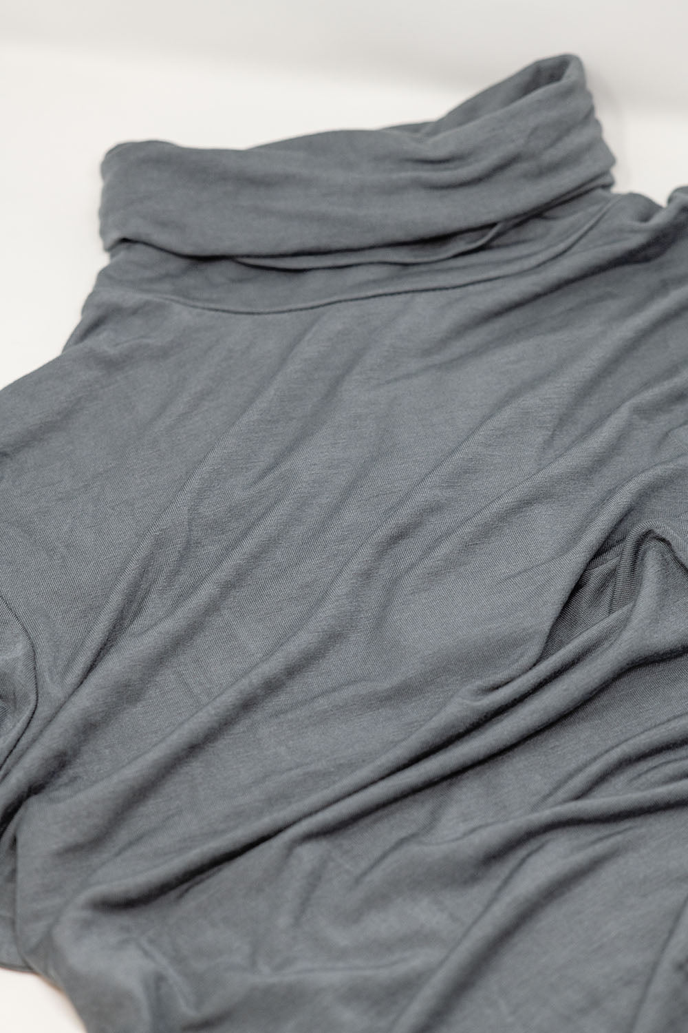 T-shirt de manga comprida com gola alta em modal cinzento