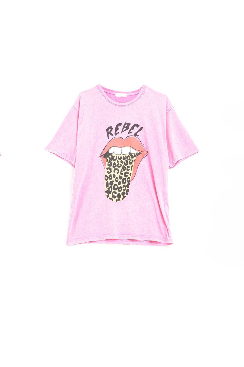 T-shirt gráfica Pink Rebel com língua estampada de leopardo