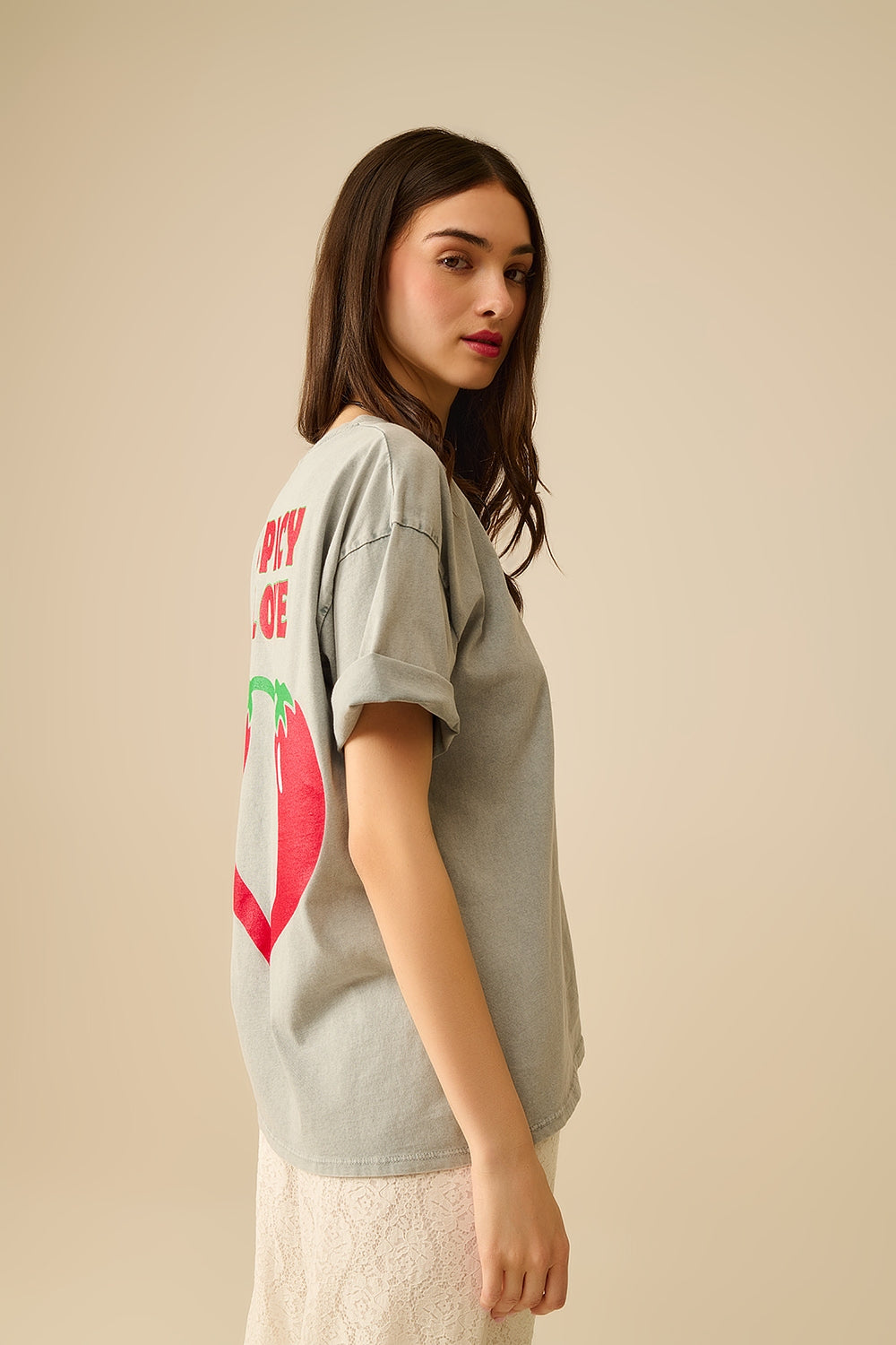 T-shirt gráfica Spicy Love cinzenta