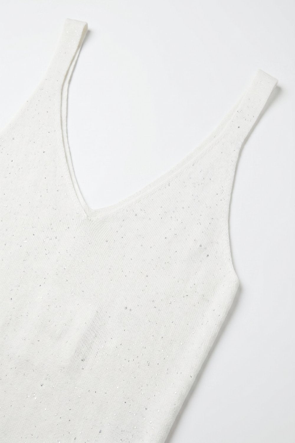 Tank Top branco de malha fina com brilhantes e decote em V