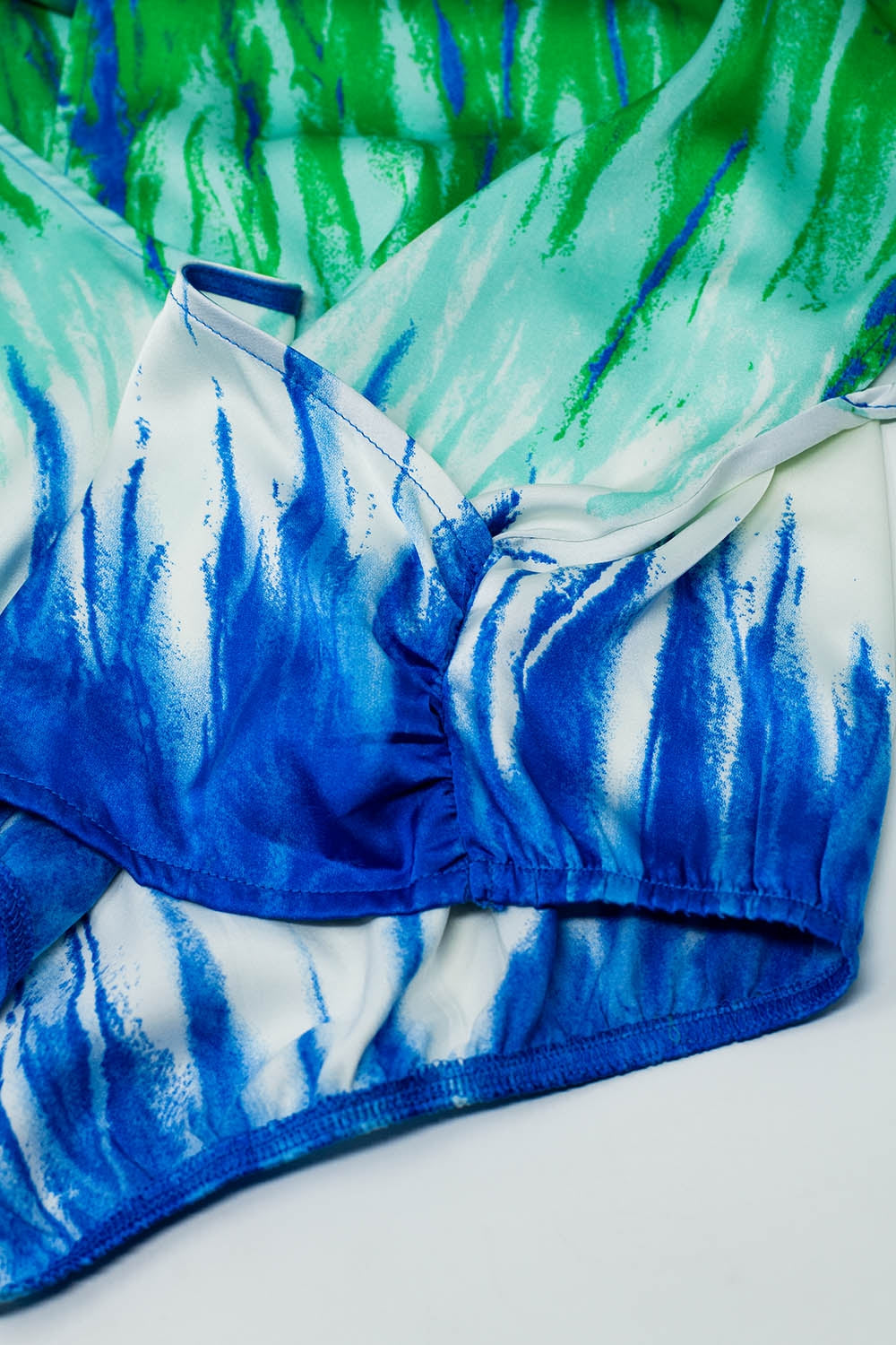 Tie-Dye cruzado à frente com decote em V